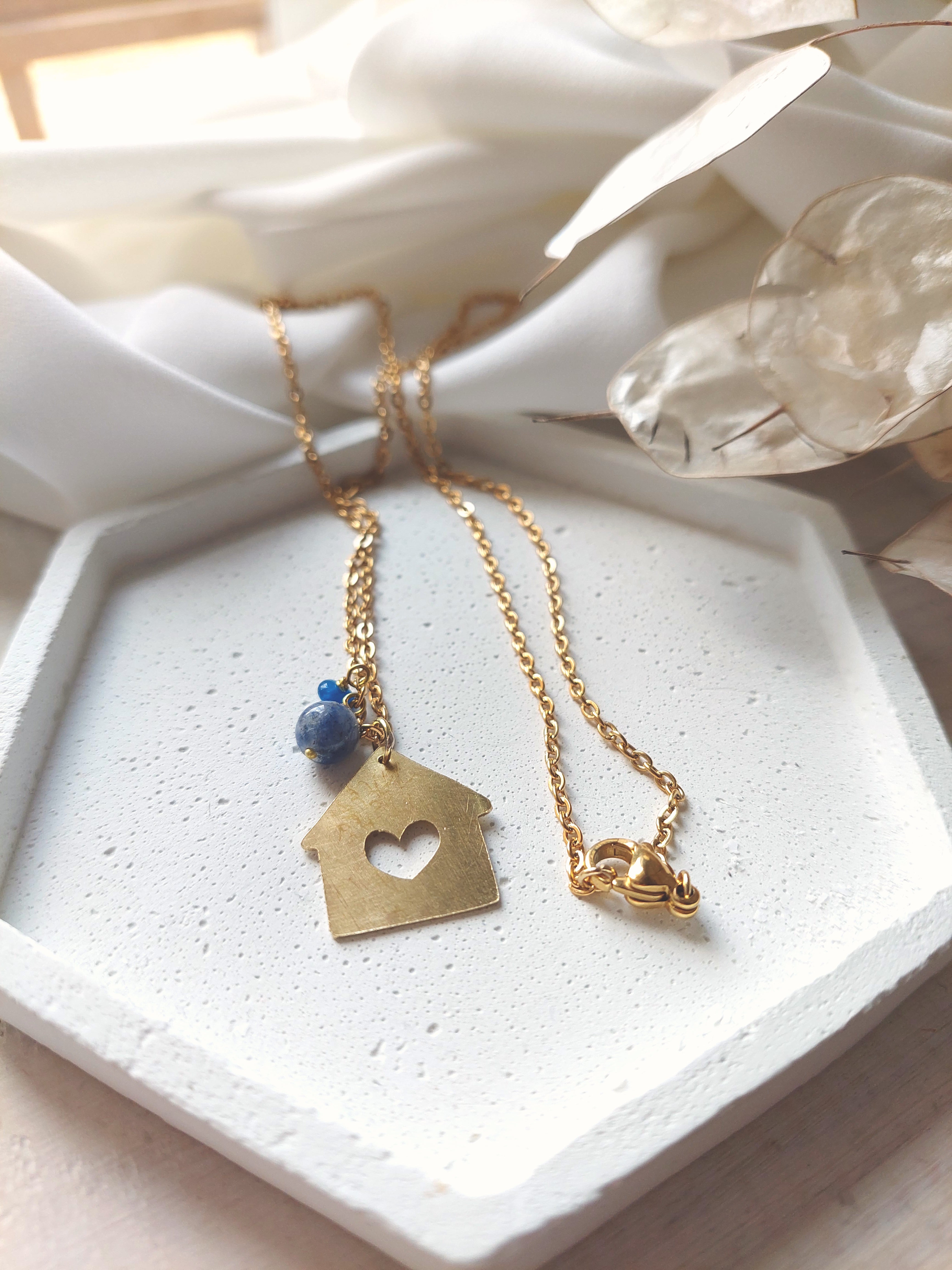 collana corta con ciondolo in ottone, catena in acciaio e pietre dure naturali fatta a mano