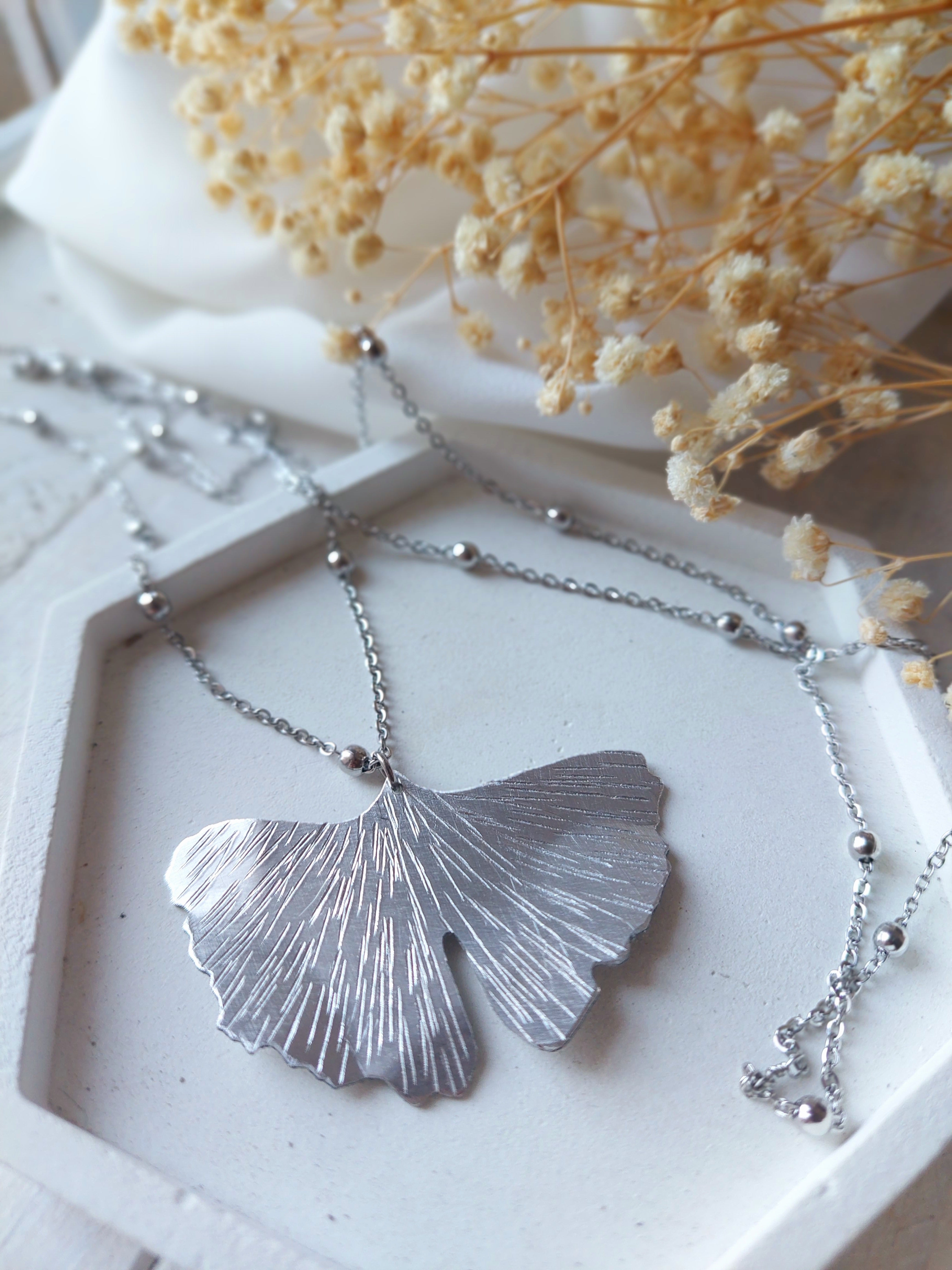 collana lunga con catena in acciaio e ciondolo in alluminio