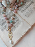 collana rosario in ottone con pietre di berillo, ciondolo arabescato tagliato a mano e pietra di fiume