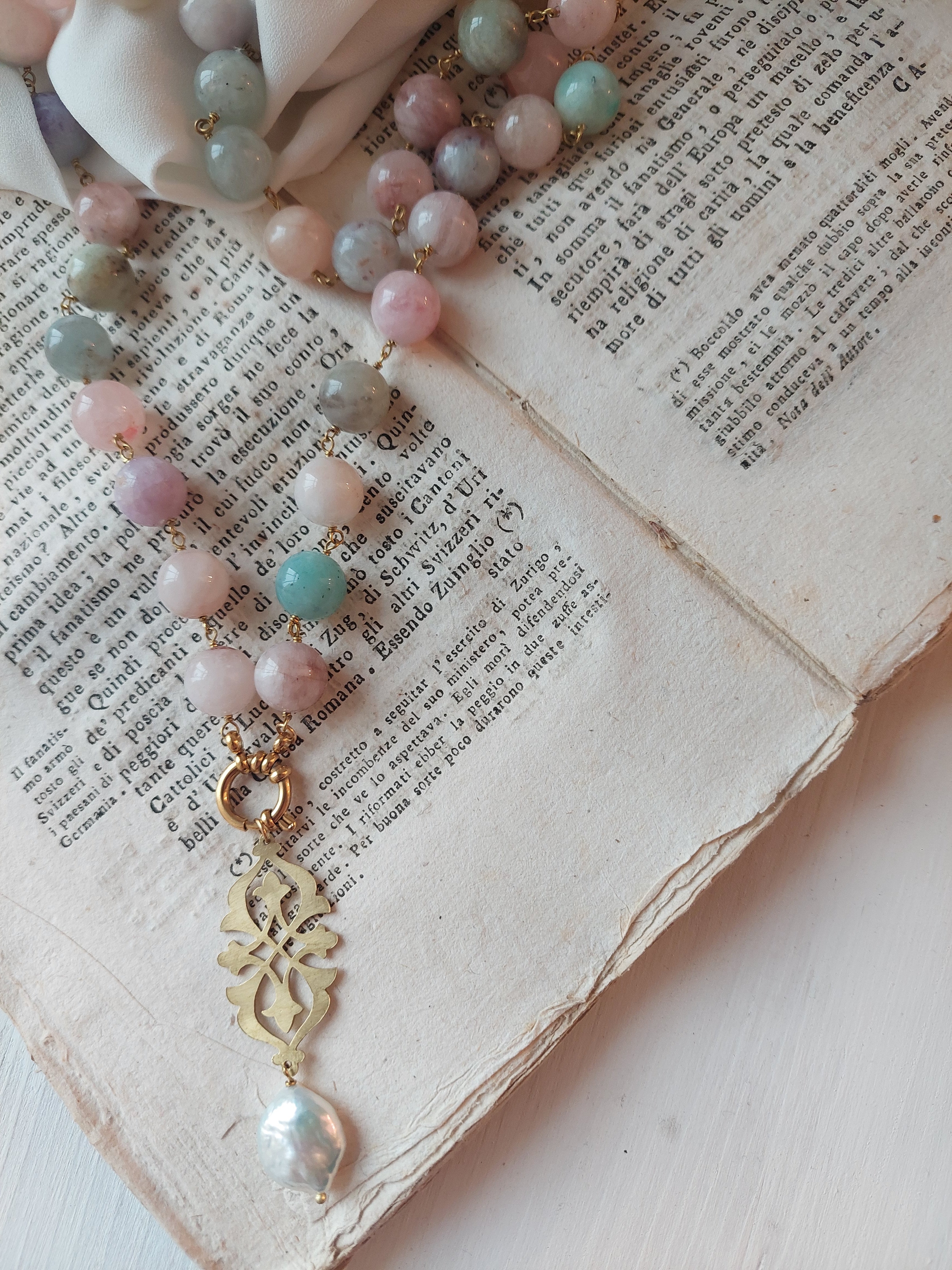 collana rosario in ottone con pietre di berillo, ciondolo arabescato tagliato a mano e pietra di fiume