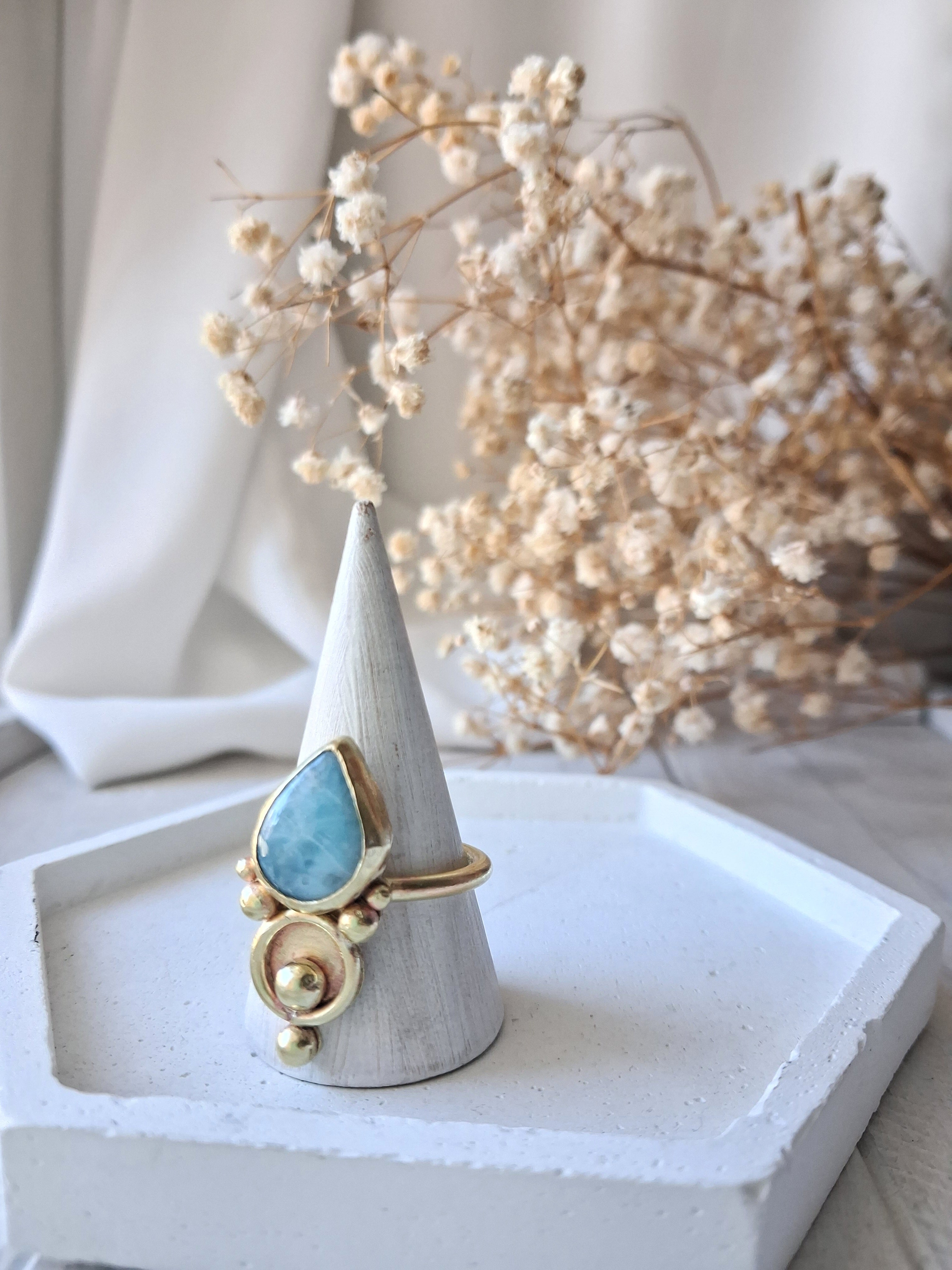 anello regolabile in ottone con pietra di larimar, fatto a mano