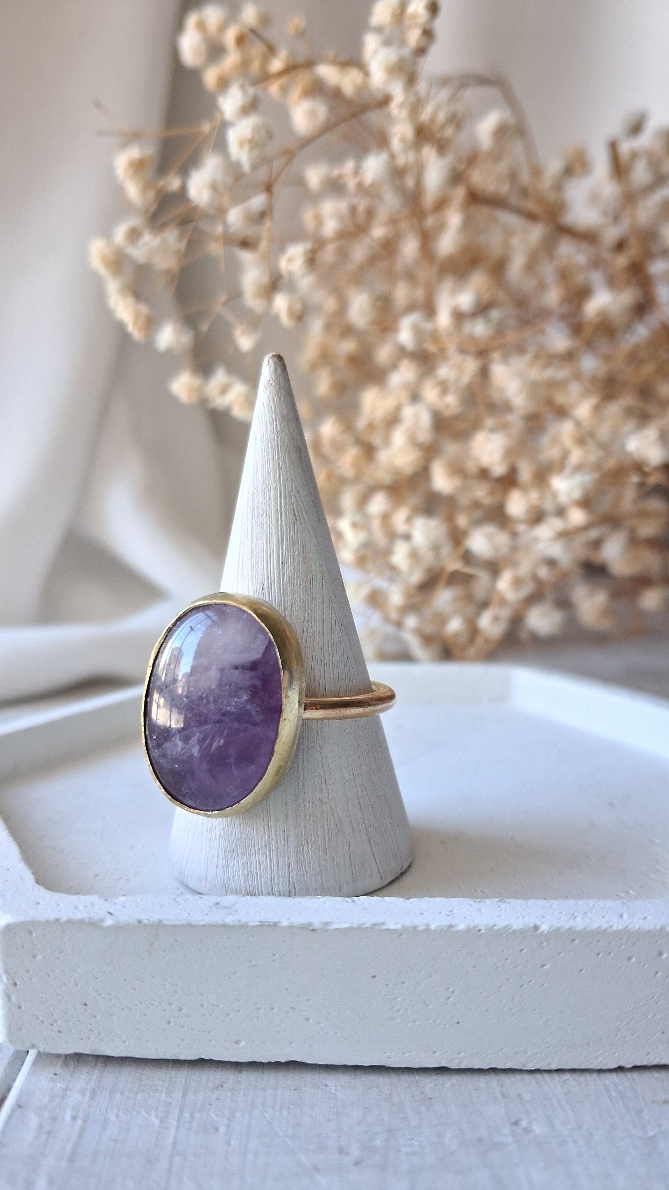 anello regolabile in ottone con pietra dura di ametista, fatto a mano