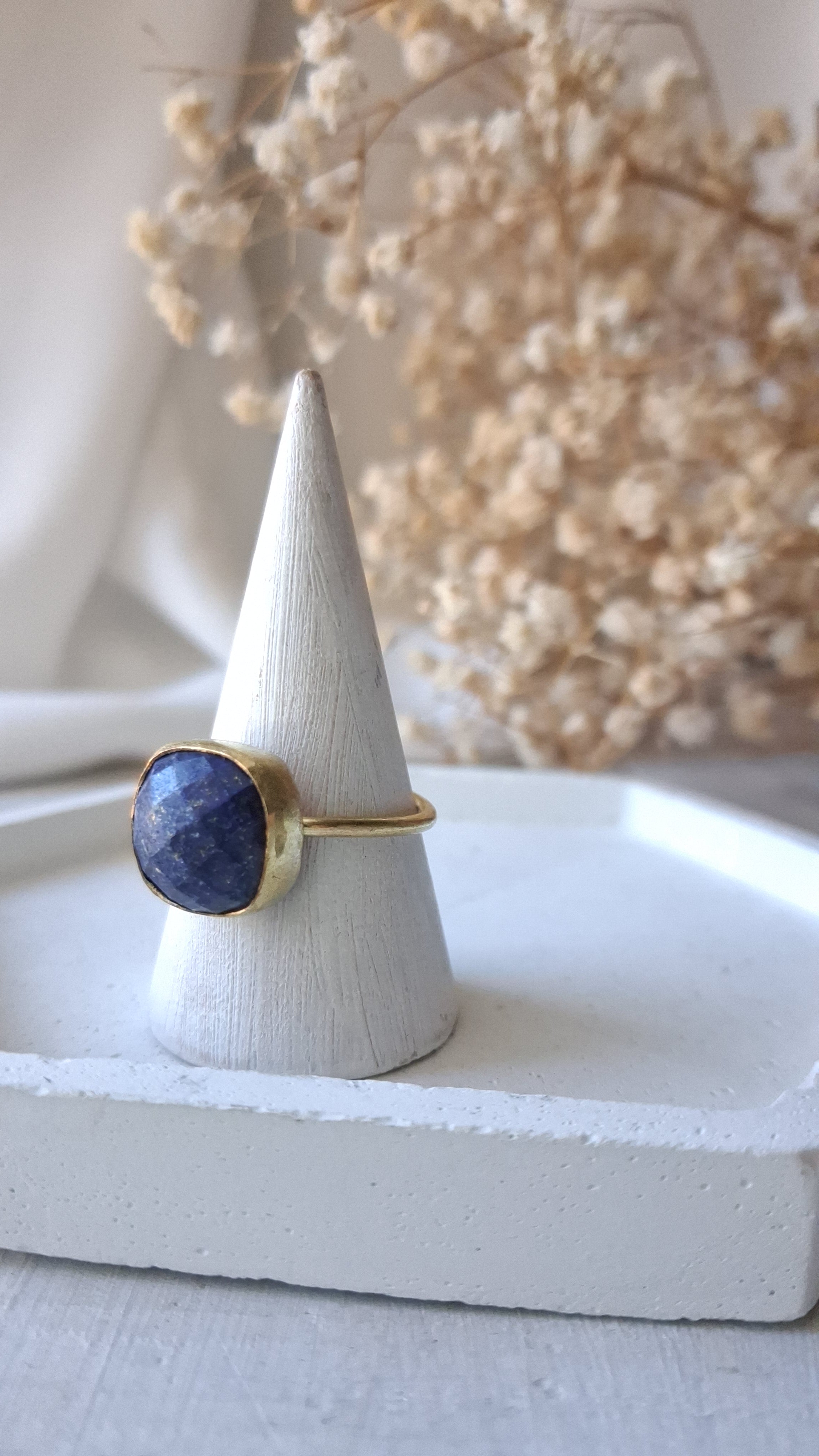 anello regolabile in ottone con pietra di lapislazzuli, fatto a mano