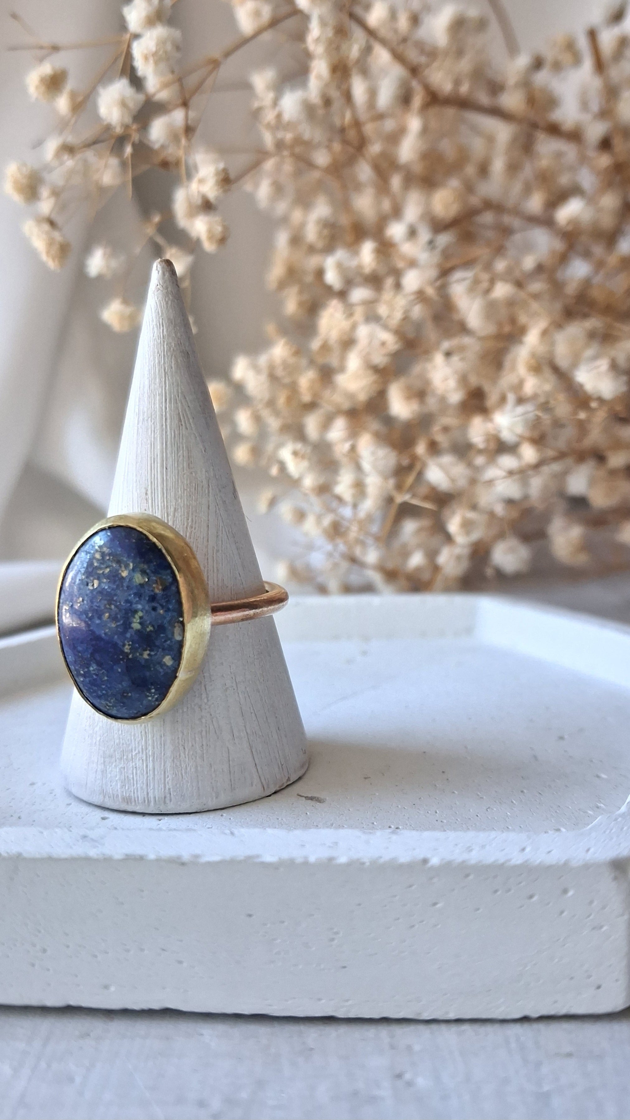 anello regolabile in ottone con pietra di lapislazzuli, fatto a mano