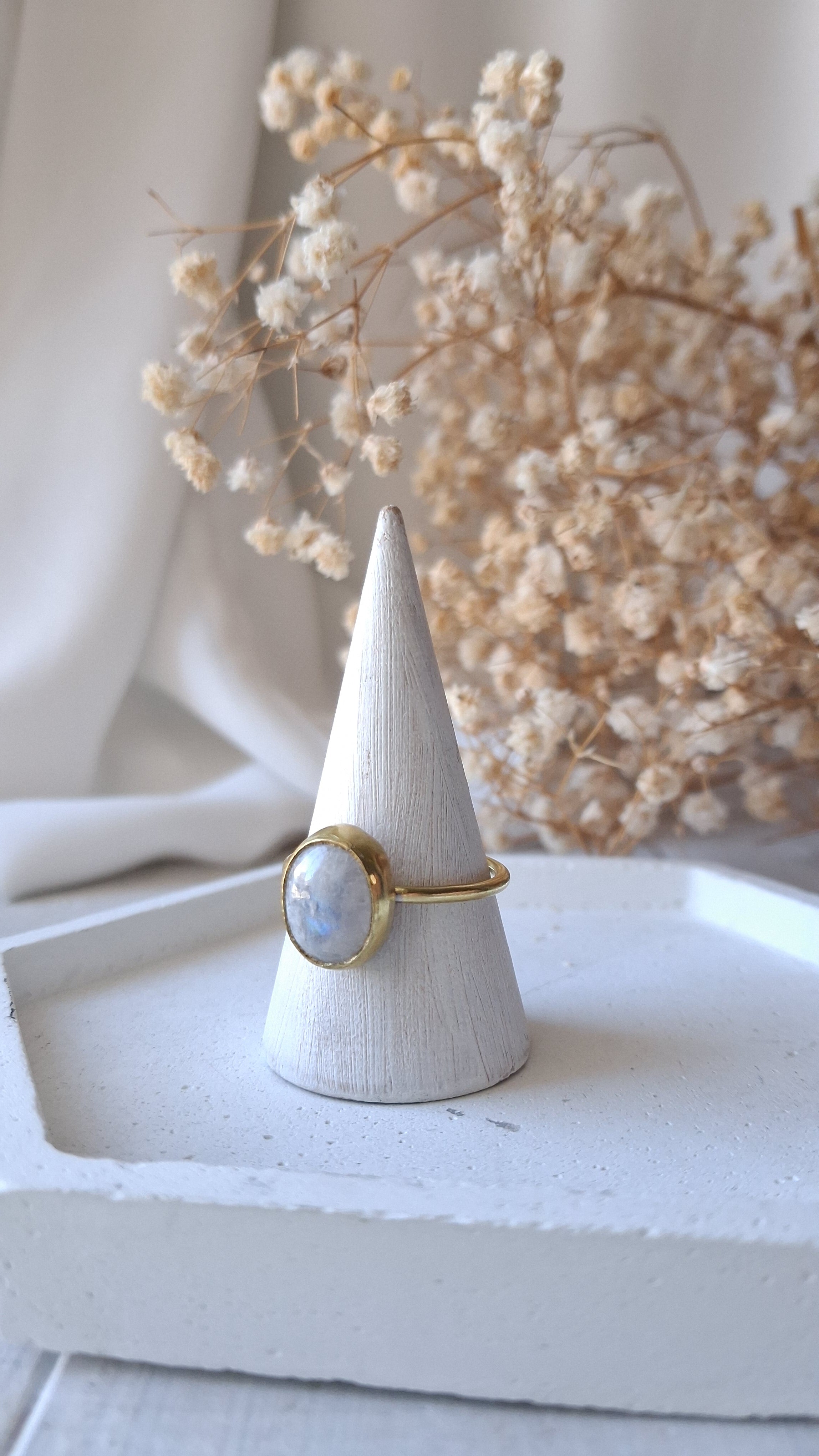 anello regolabile in ottone con pieta di labradorite bianca, fatto a mano