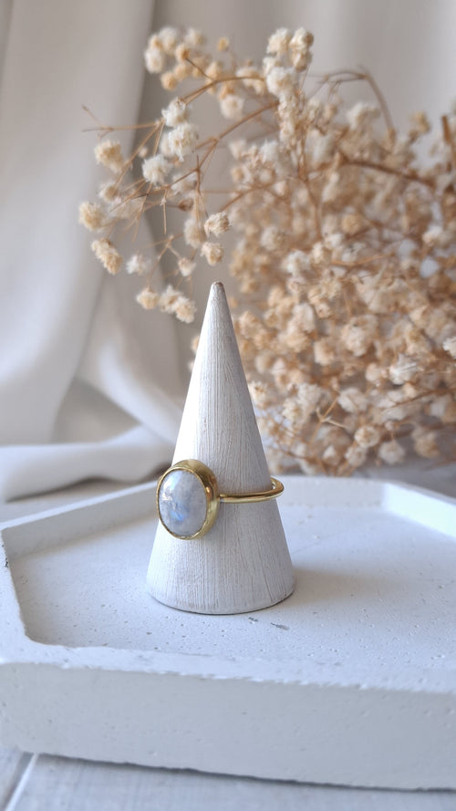 anello regolabile in ottone con pieta di labradorite bianca, fatto a mano