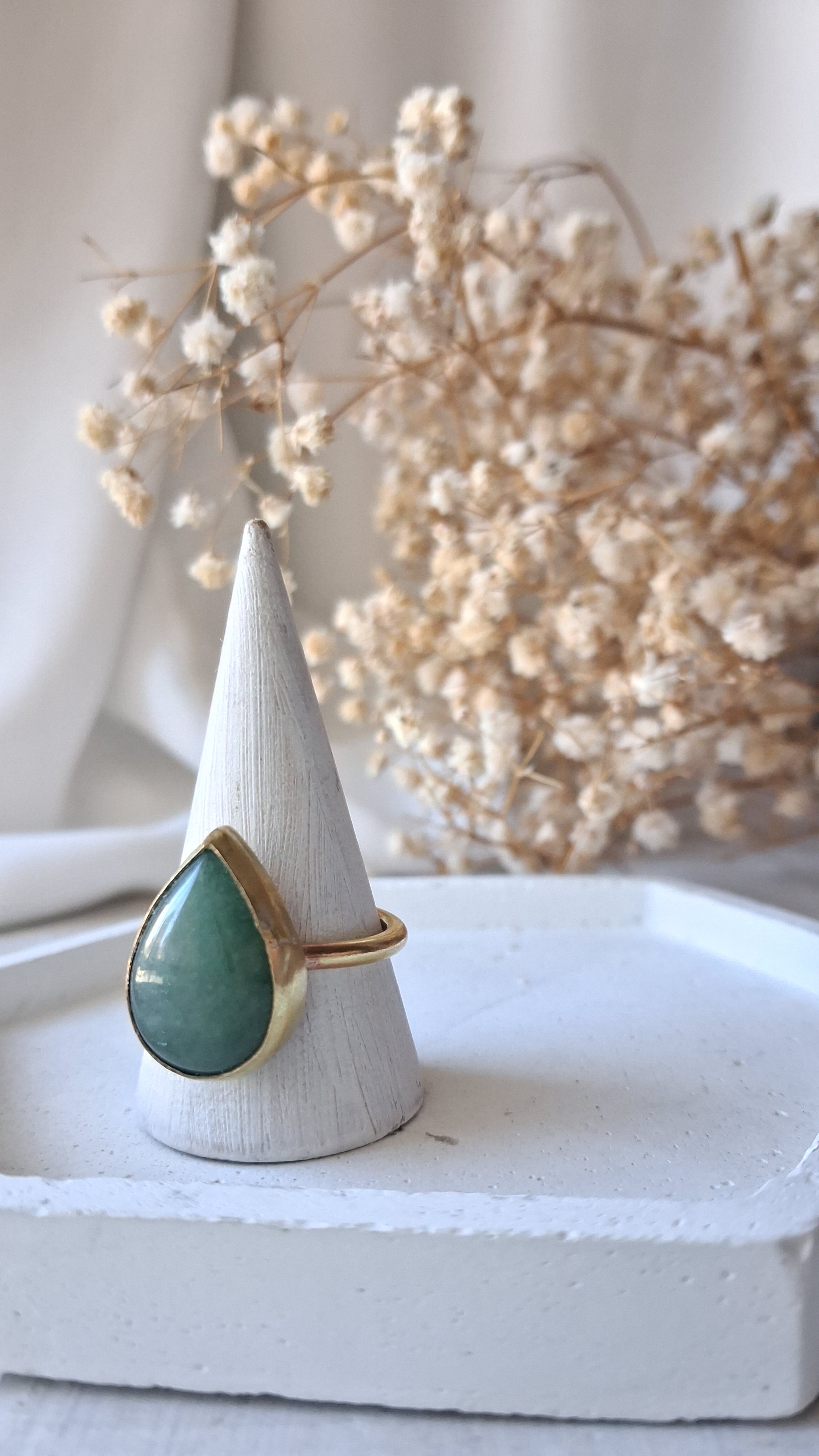 anello regolabile in ottone con pietra di agata verde, fatto a mano
