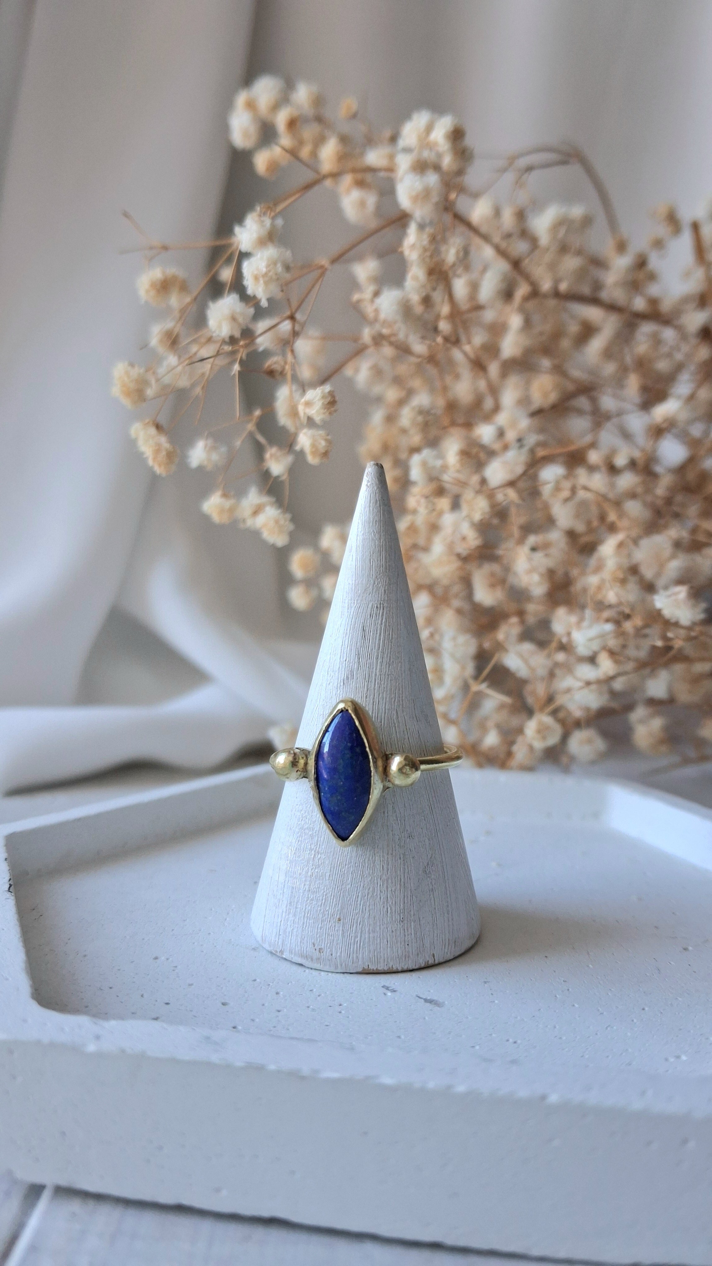 anello regolabile in ottone con pietra di lapislazzuli, fatto a mano