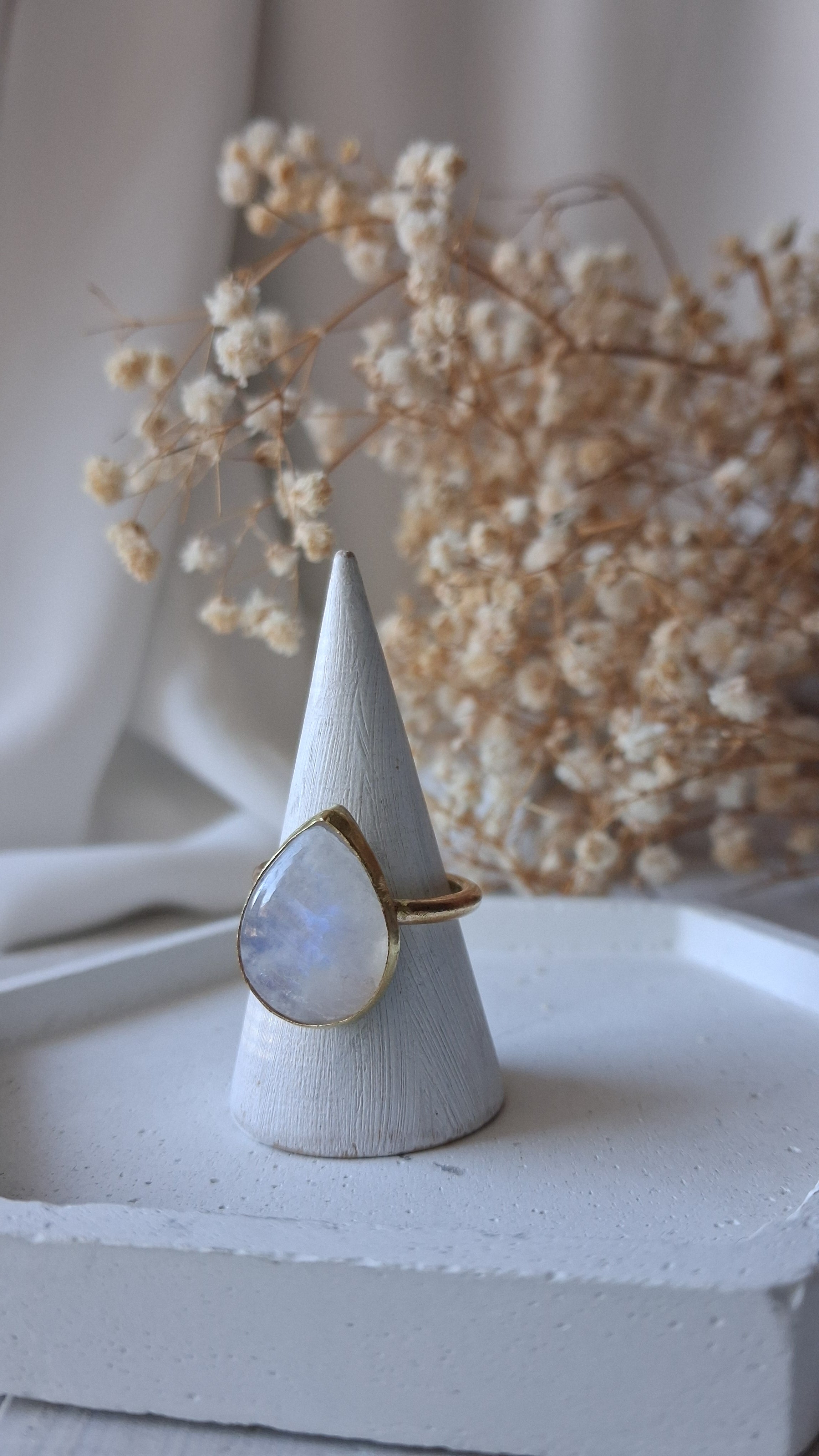 anello regolabile in ottone con pieta di labradorite bianca, fatto a mano