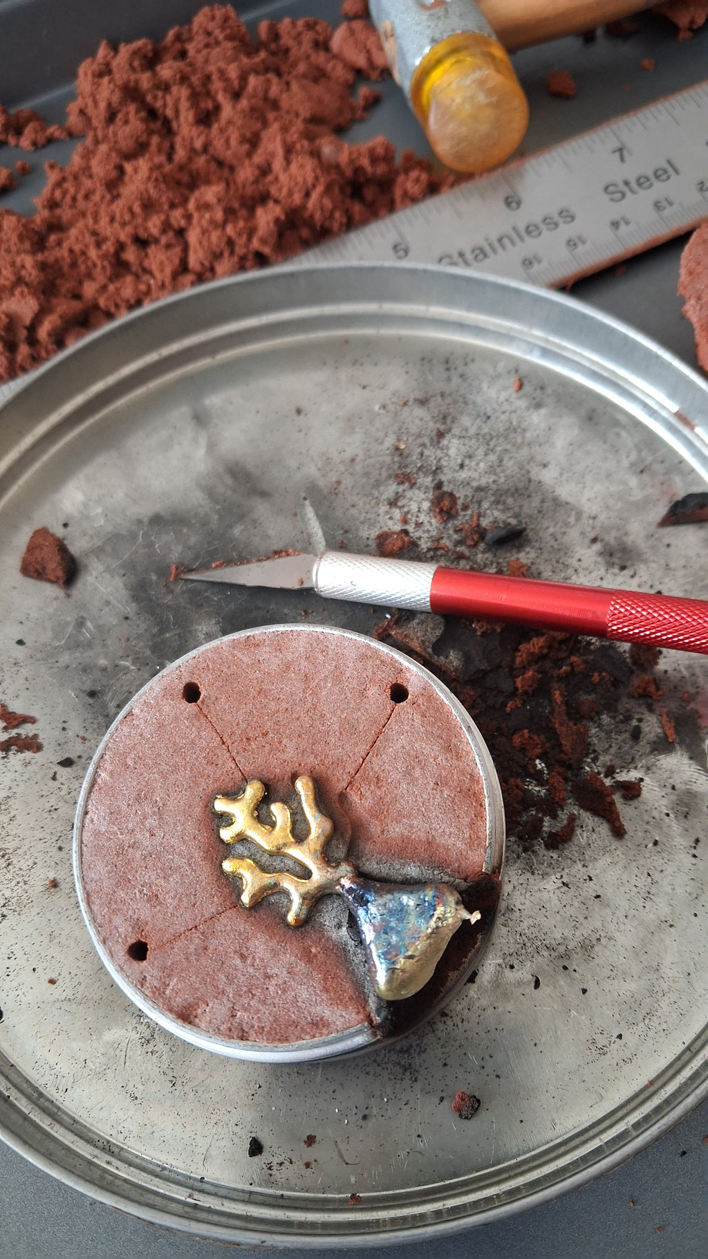 collana lunga in acciaio e ottone con corallo bambù e perle