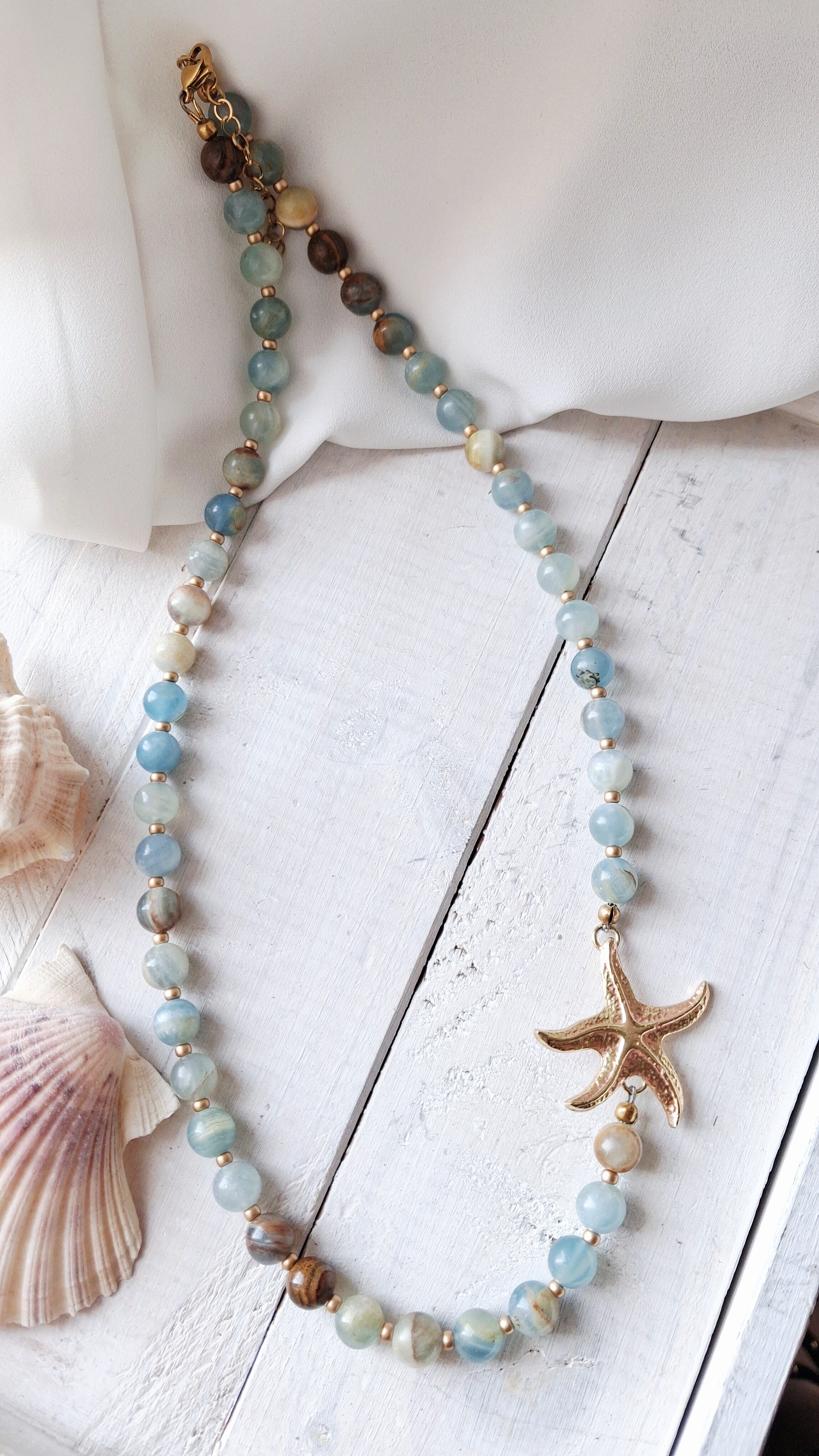 Collana corta con stella marina in ottone e calcite azzurra
