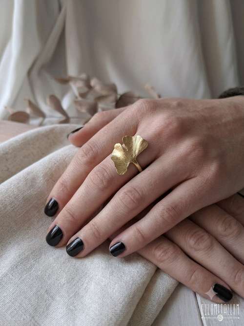Anello regolabile in ottone a foglia di ginkgo biloba, fatto a mano indossato