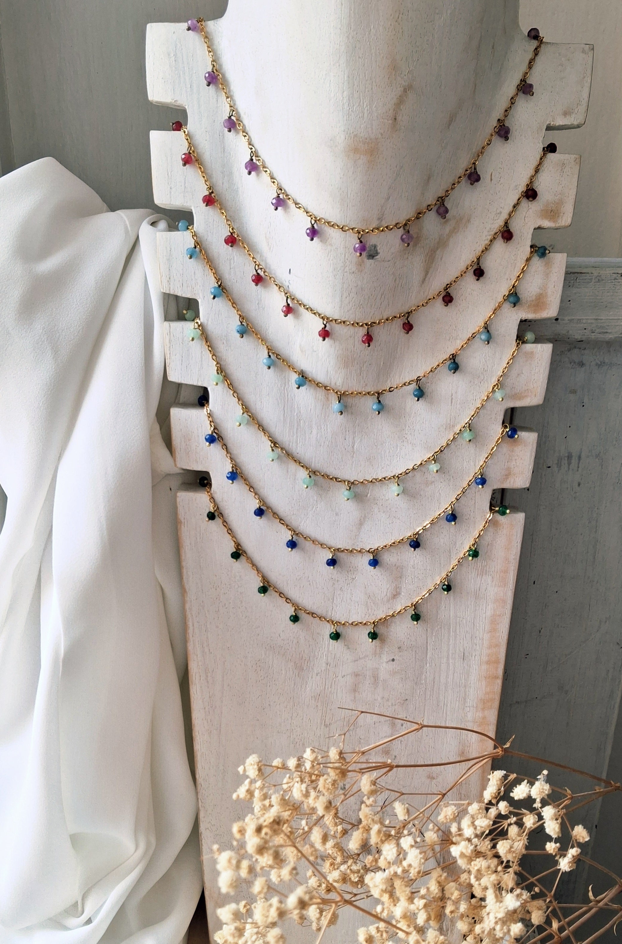 Collana girocollo con catena in acciaio e pietre dure pendenti di vari colori
