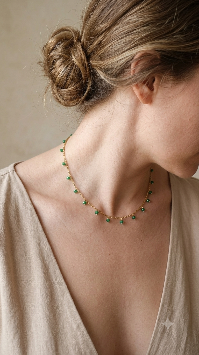 Collana girocollo con catena in acciaio e pietre dure pendenti di vari colori indossata