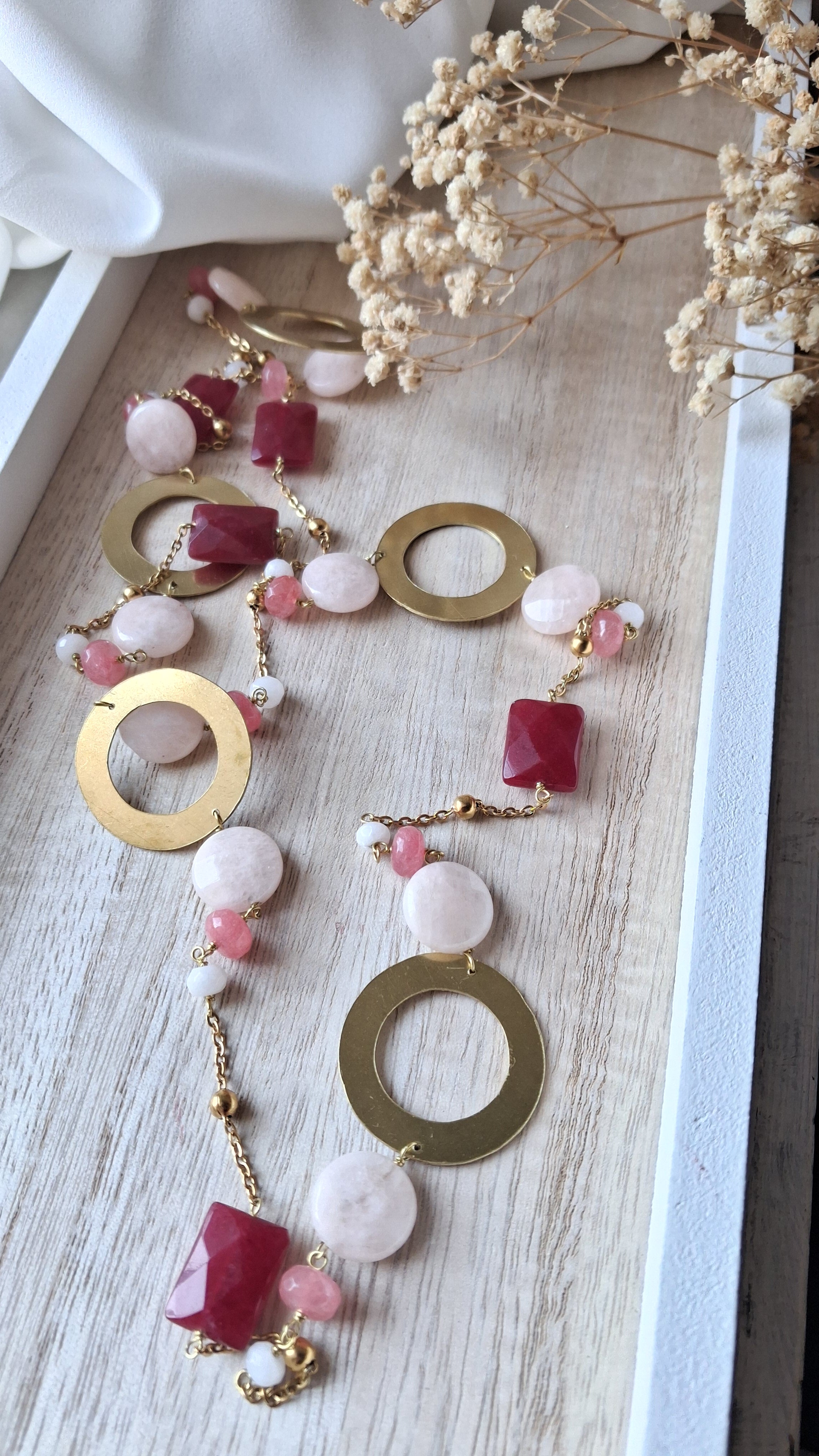 Collana lunga in acciaio, con cerchi in ottone e pietre di morganite, agata bianca e radice di rubino