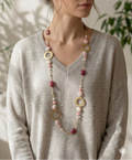 Collana lunga in acciaio, con cerchi in ottone e pietre di morganite, agata bianca e radice di rubino indossata