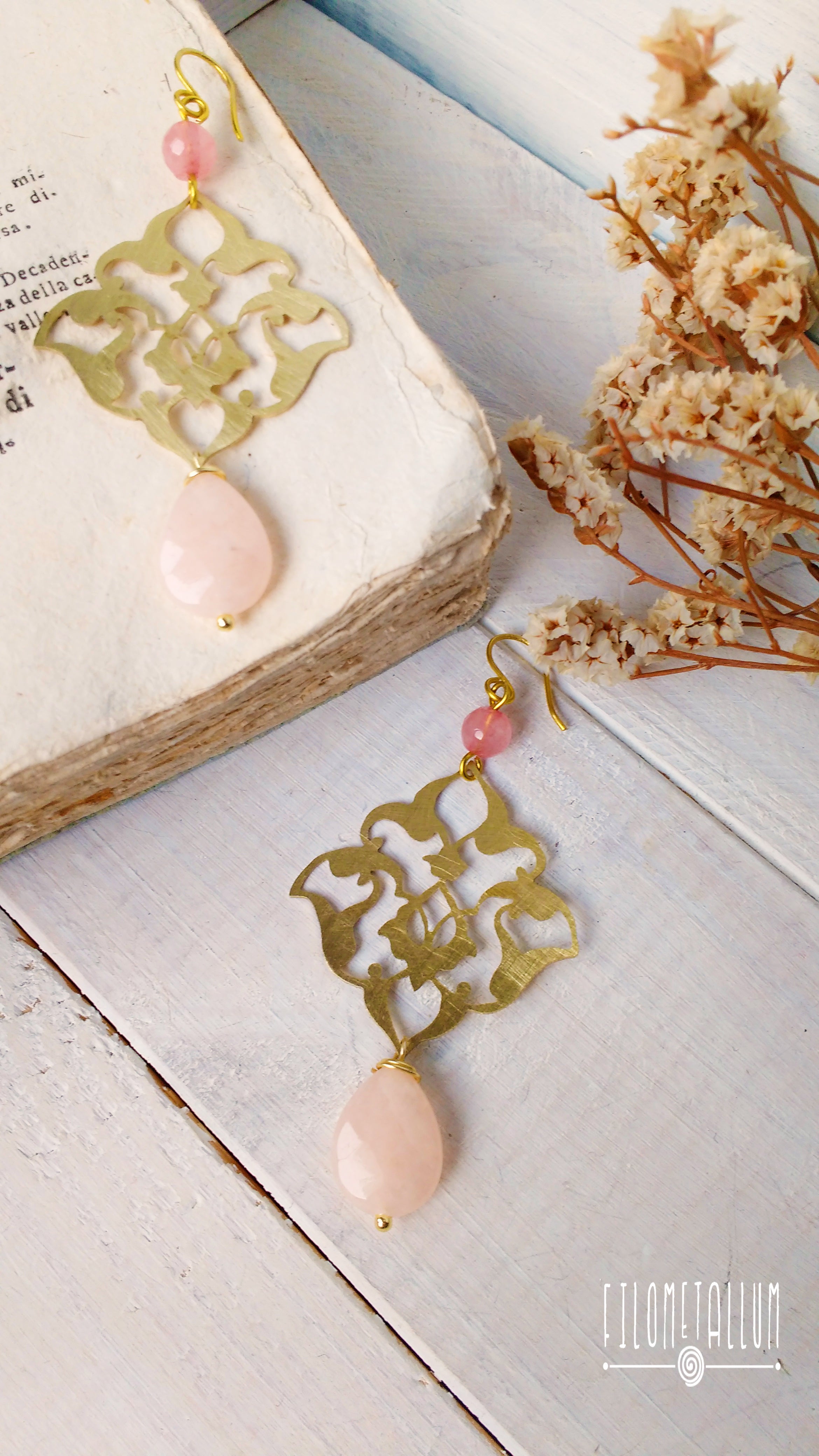 orecchini arabescati in ottone con pietre rosa, fatti a mano