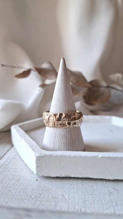 anello a fascia in bronzo fatto a mano