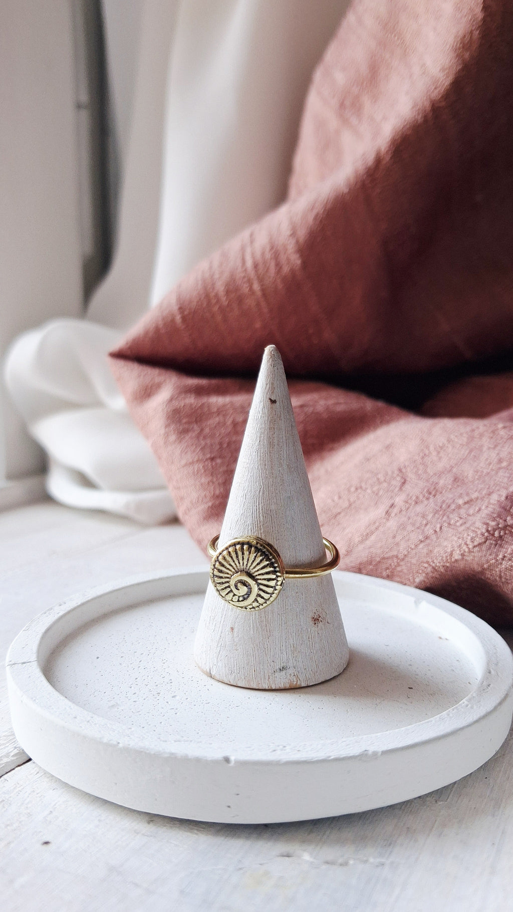 anello in ottone a forma rotonda, fatto a mano