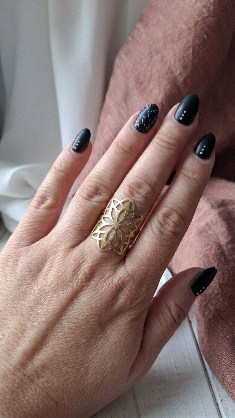 anello mandala in ottone tagliato a mano indossato