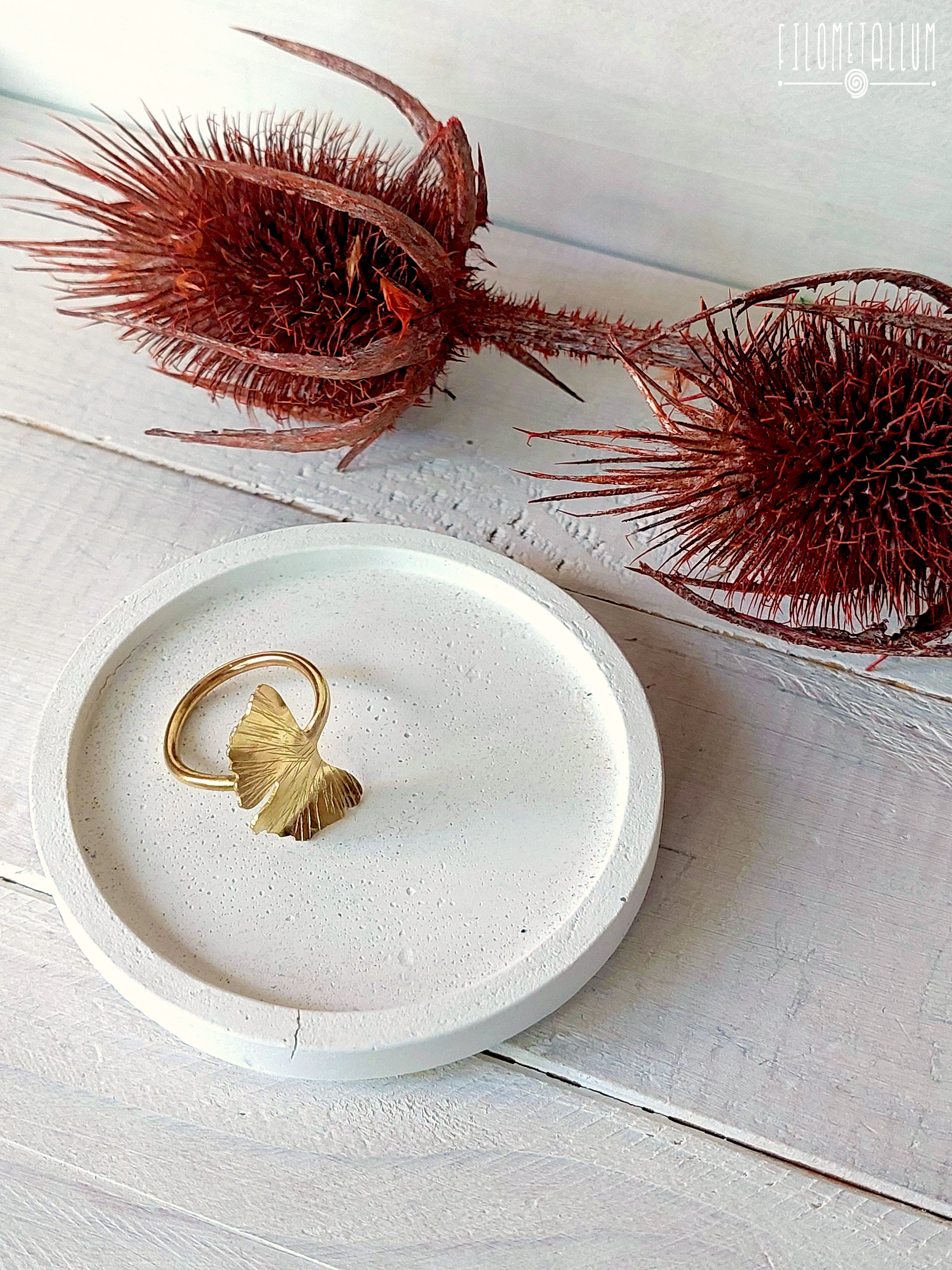 anello regolabile in ottone a foglia di ginkgo biloba, fatto a mano