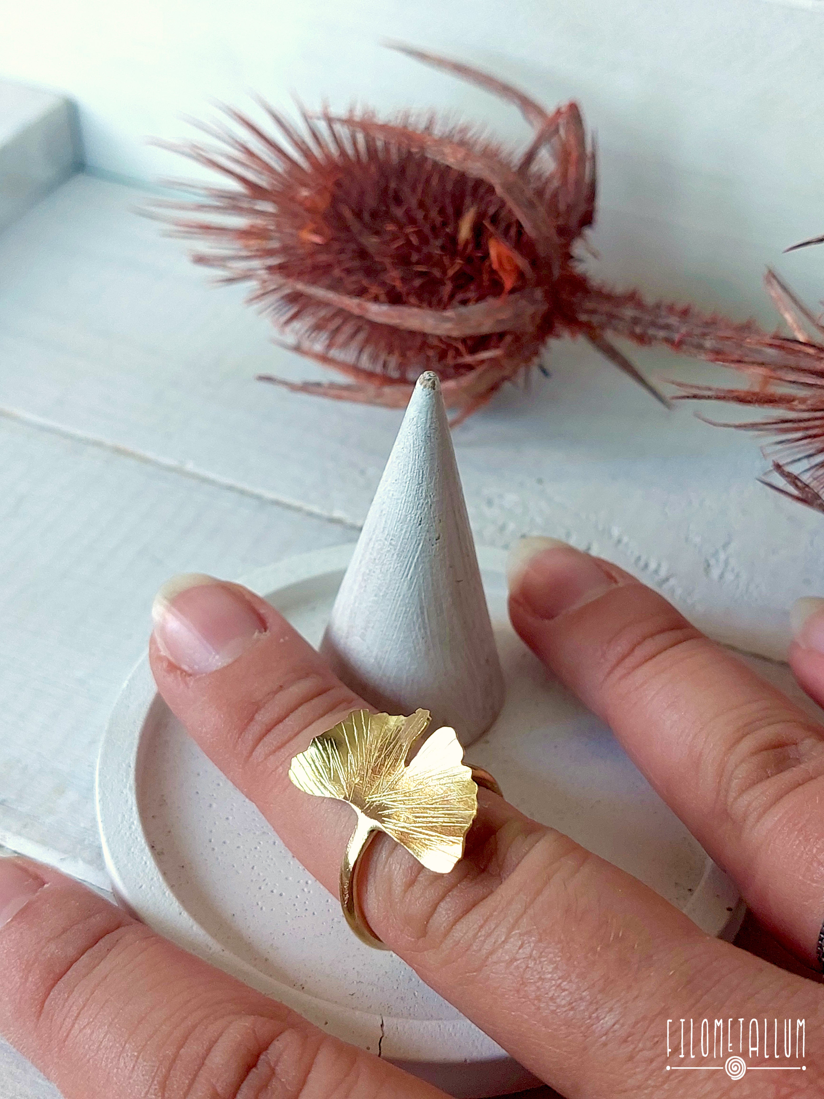anello regolabile in ottone a foglia di ginkgo biloba, fatto a mano indossato