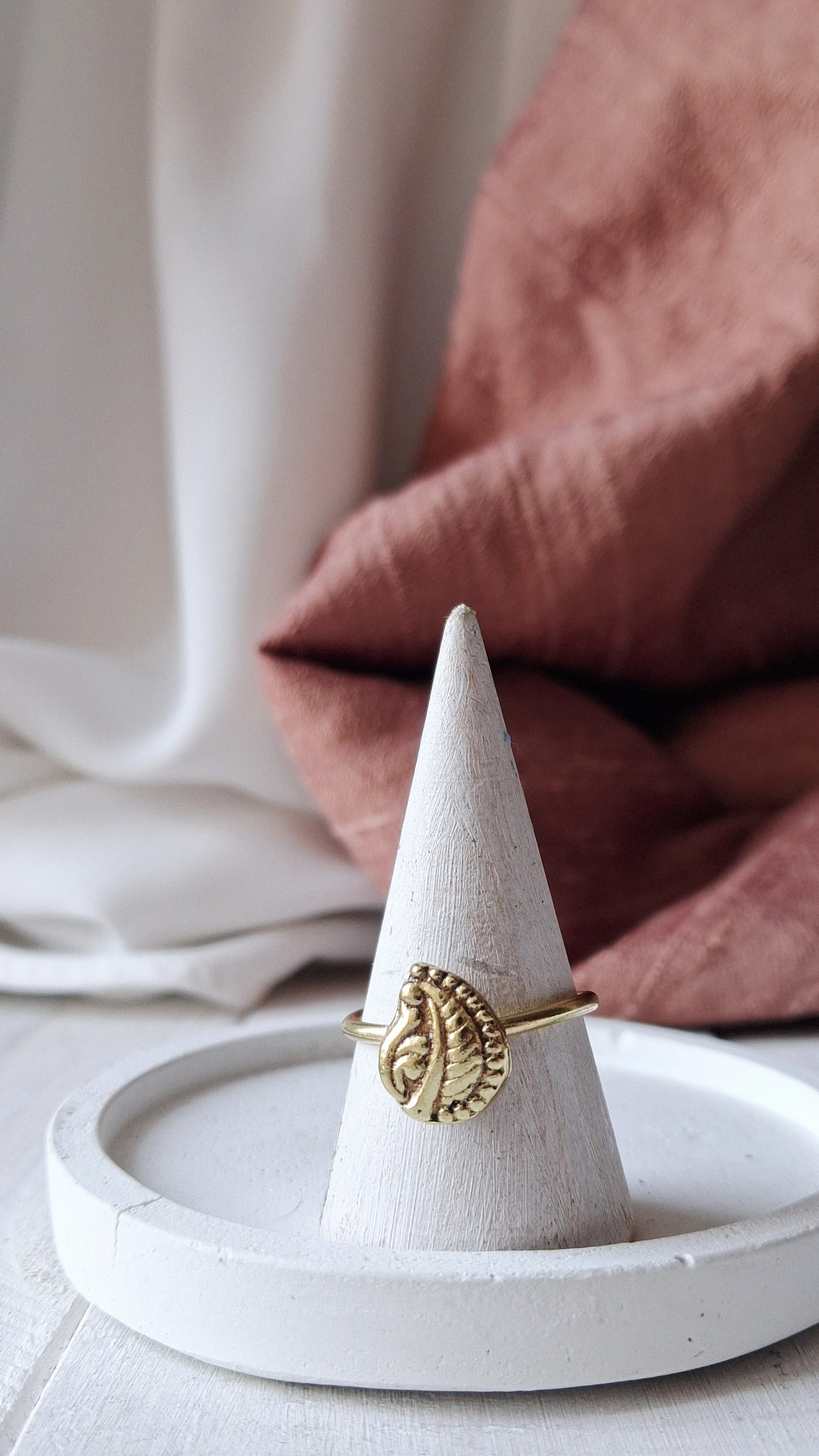 anello regolabile in ottone a forma di foglia, fatto a mano