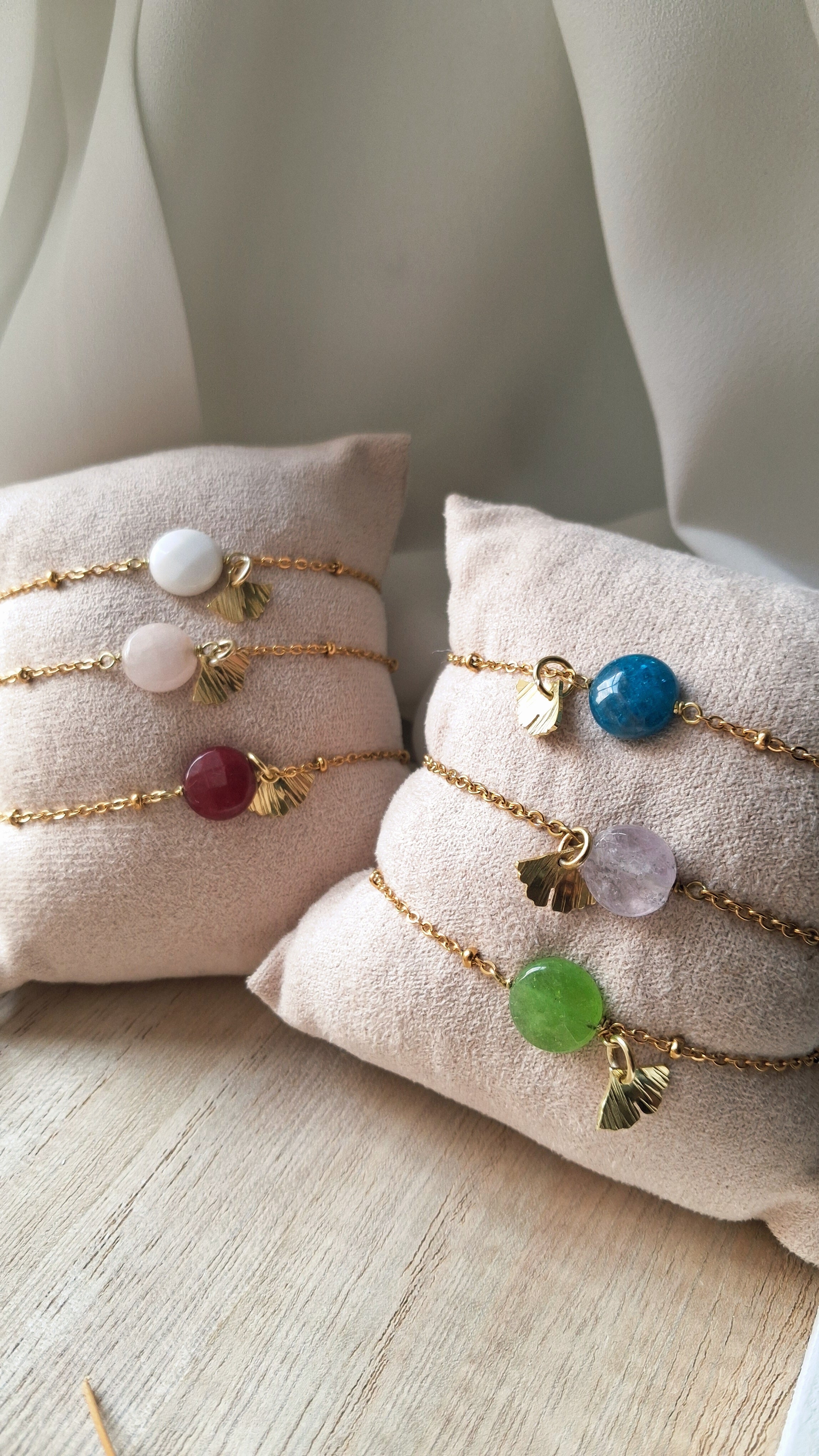 bracciale in acciaio con pietre dure e ciondolo a foglia di ginkgo biloba