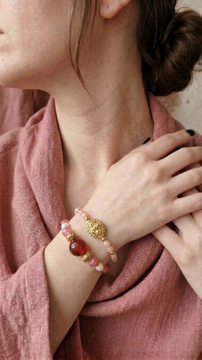 bracciale regolabile con pietre naturali e inserti metallici in acciaio, fatti a mano, indossati