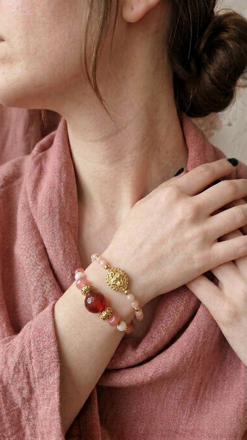 bracciale regolabile con pietre naturali e inserti metallici in acciaio, fatti a mano, indossati