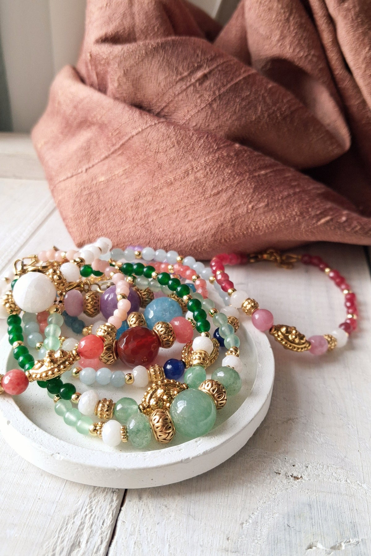 bracciali regolabili con pietre naturali e inserti metallici in acciaio, fatti a mano