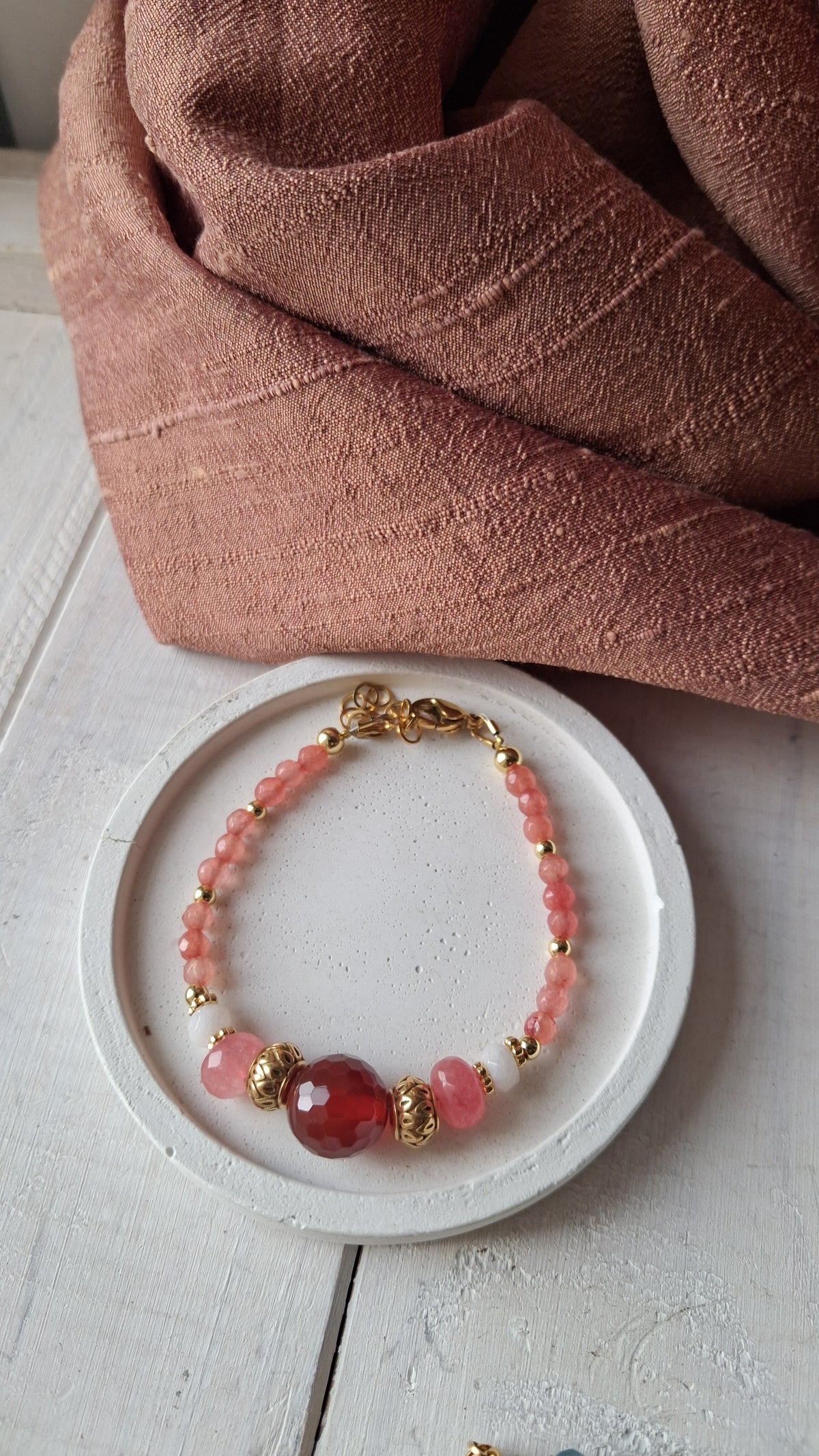 bracciali regolabili con pietre naturali e inserti metallici in acciaio, fatti a mano, giada rosa e corniola