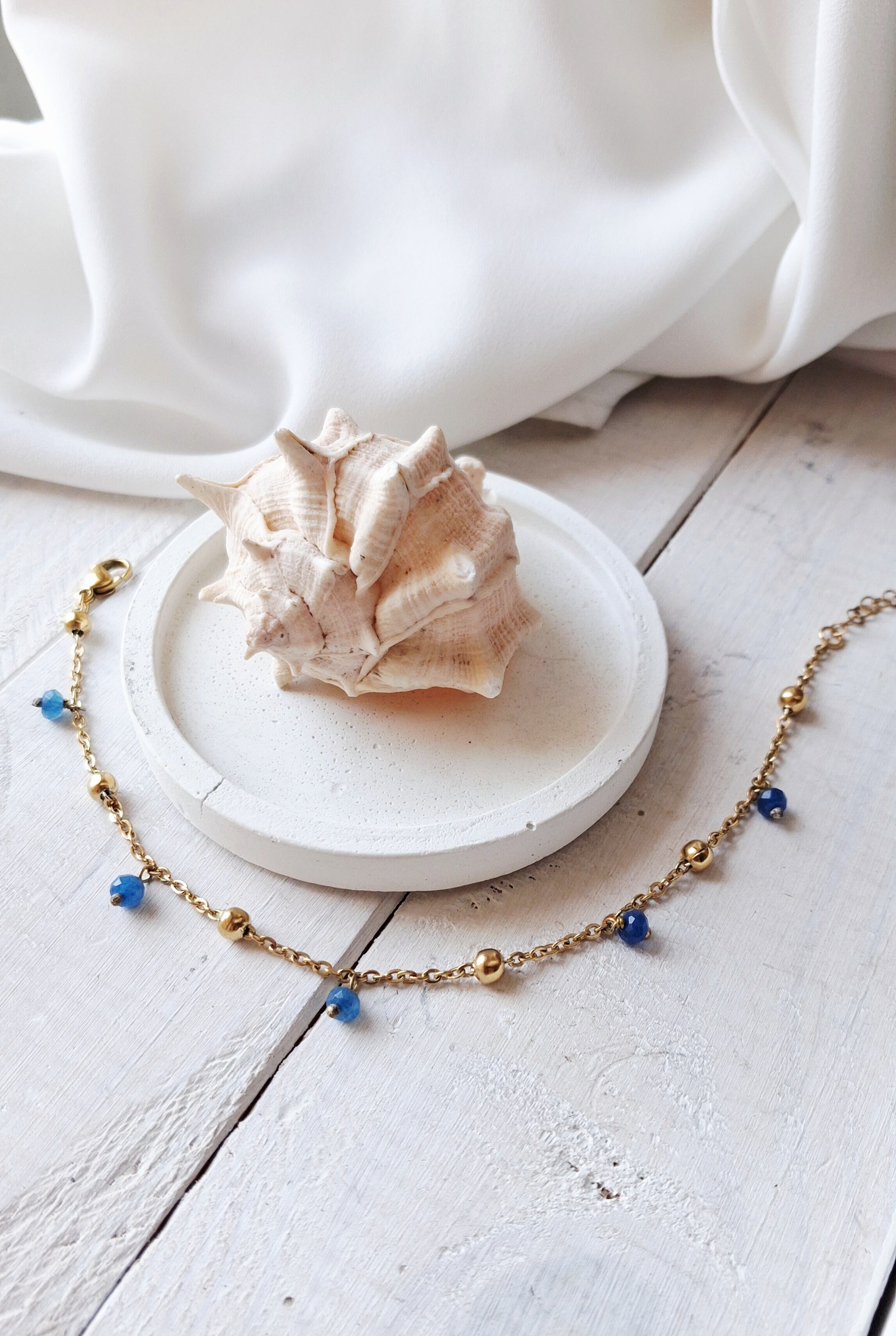 cavigliera dorata in acciaio dorato con pietre blu