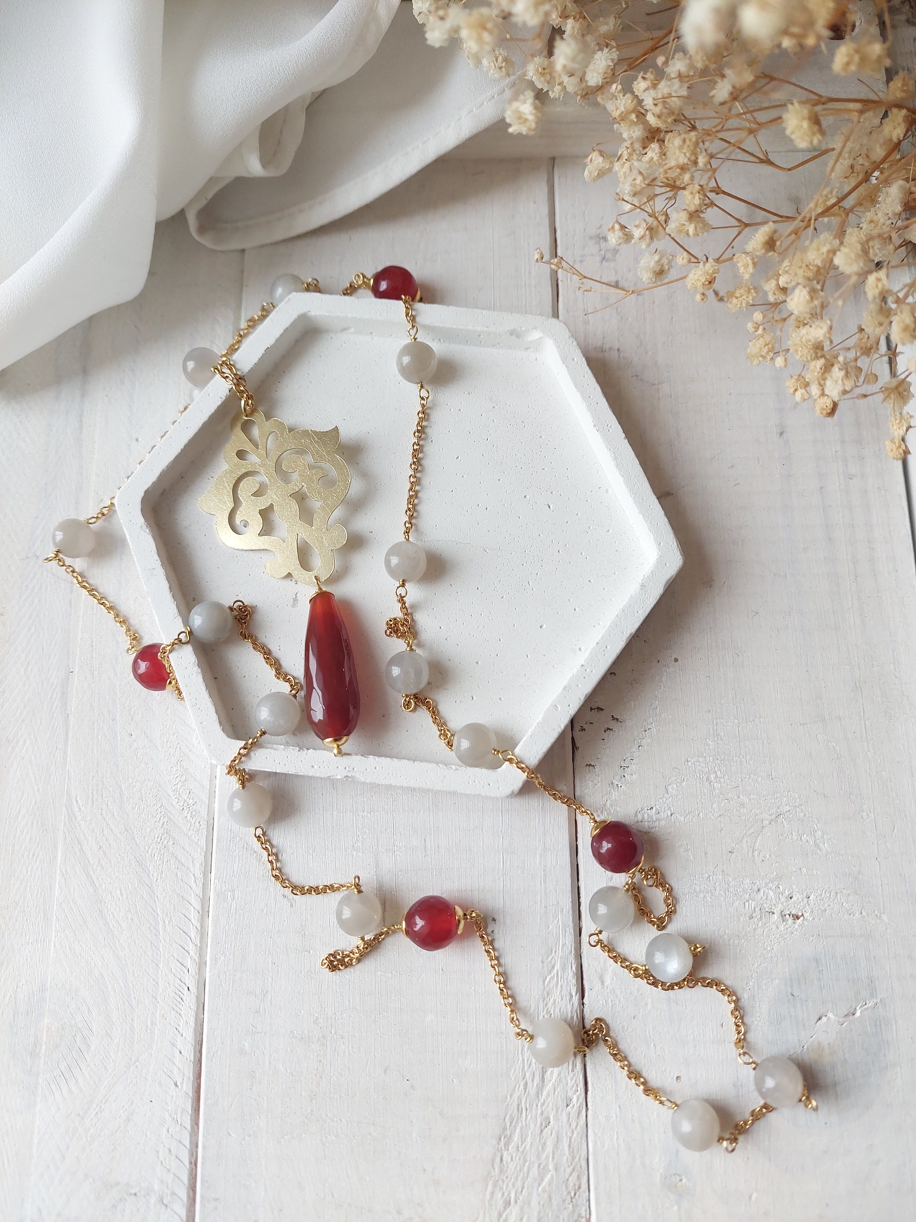collana arabescata lunga, con catena in acciaio, ciondolo in ottone e pietre due naturali, fatta a mano