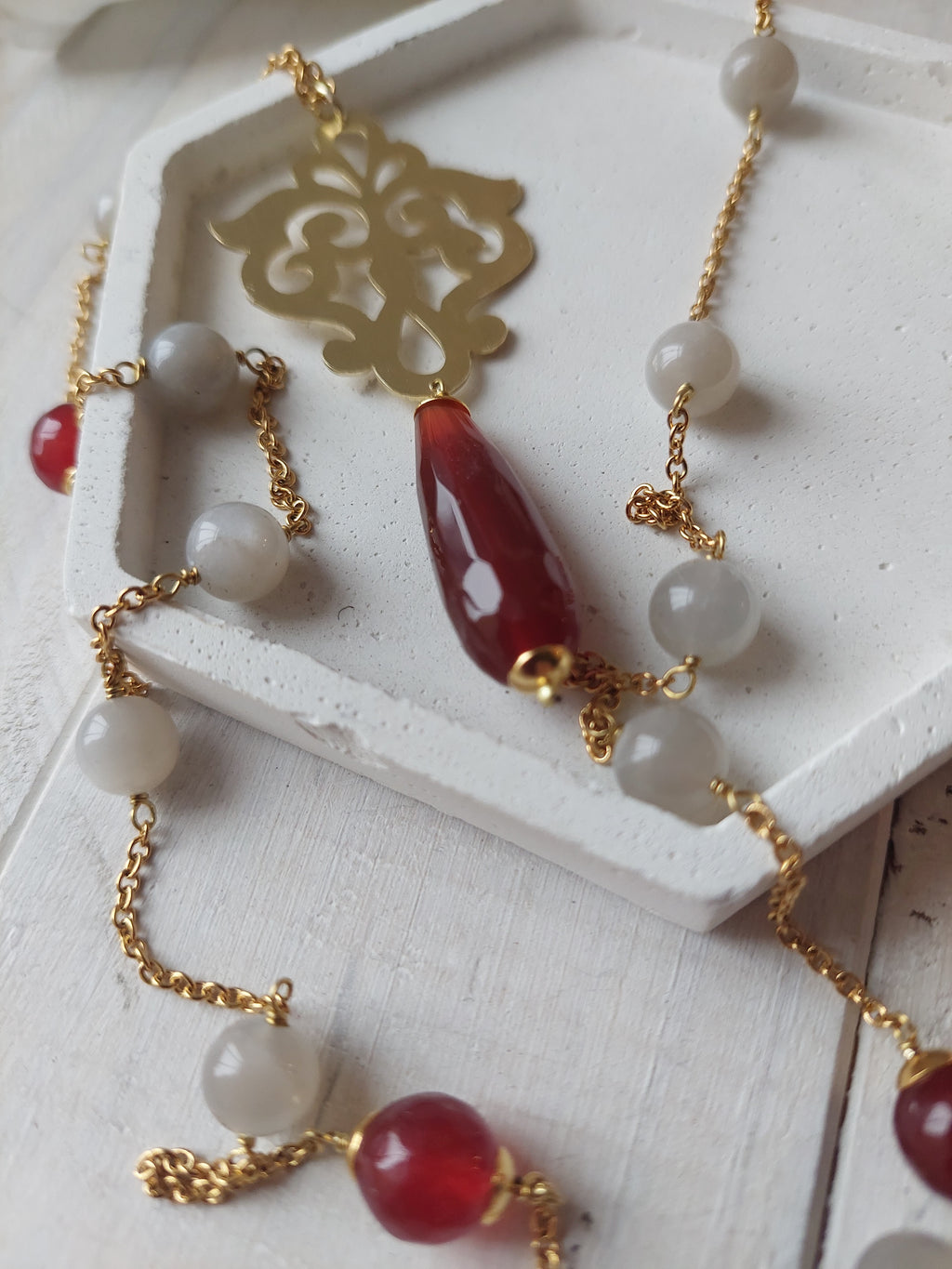 collana arabescata lunga, con catena in acciaio, ciondolo in ottone e pietre due naturali, fatta a mano 2