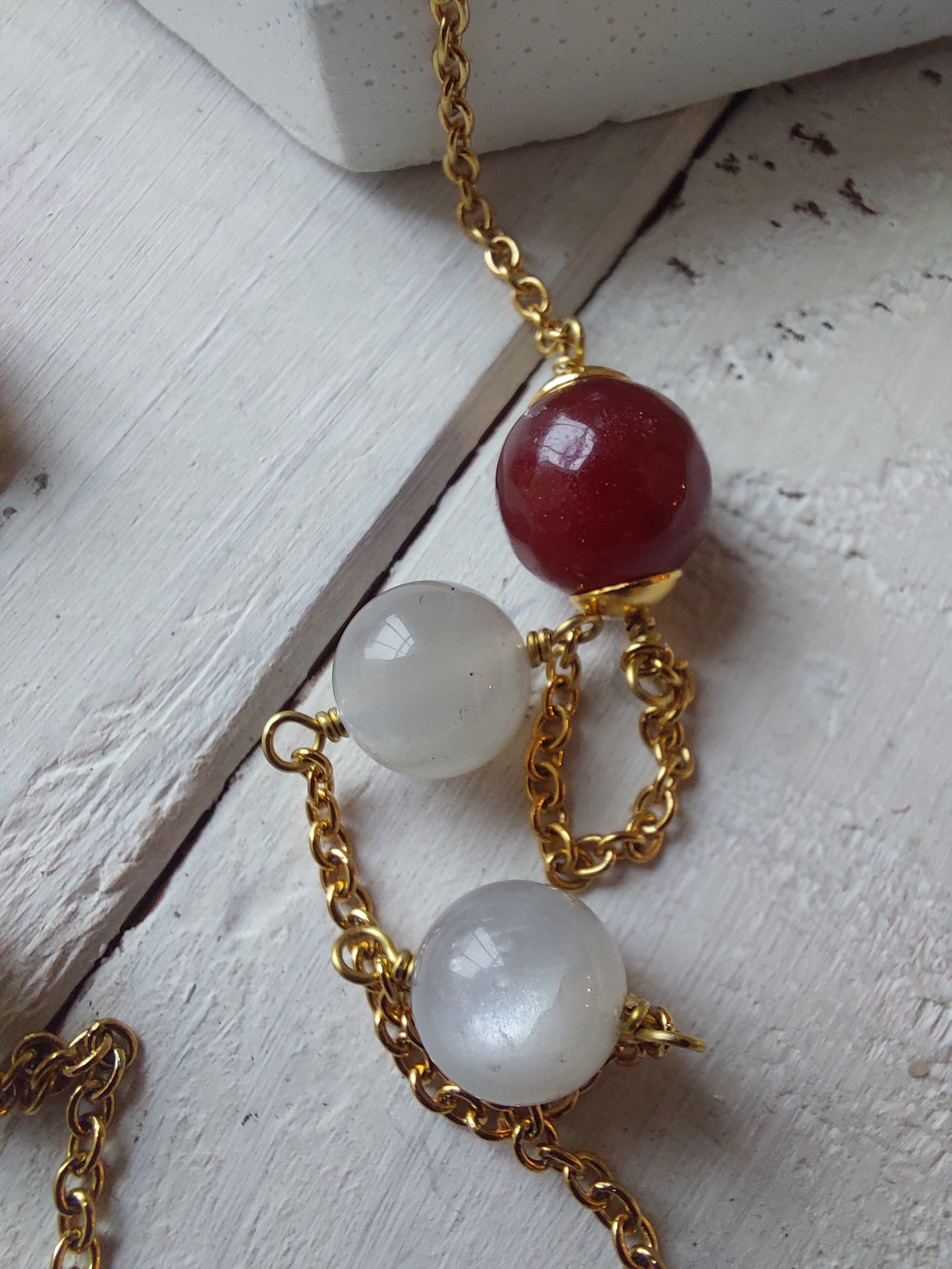 collana arabescata lunga, con catena in acciaio, ciondolo in ottone e pietre due naturali, fatta a mano 3