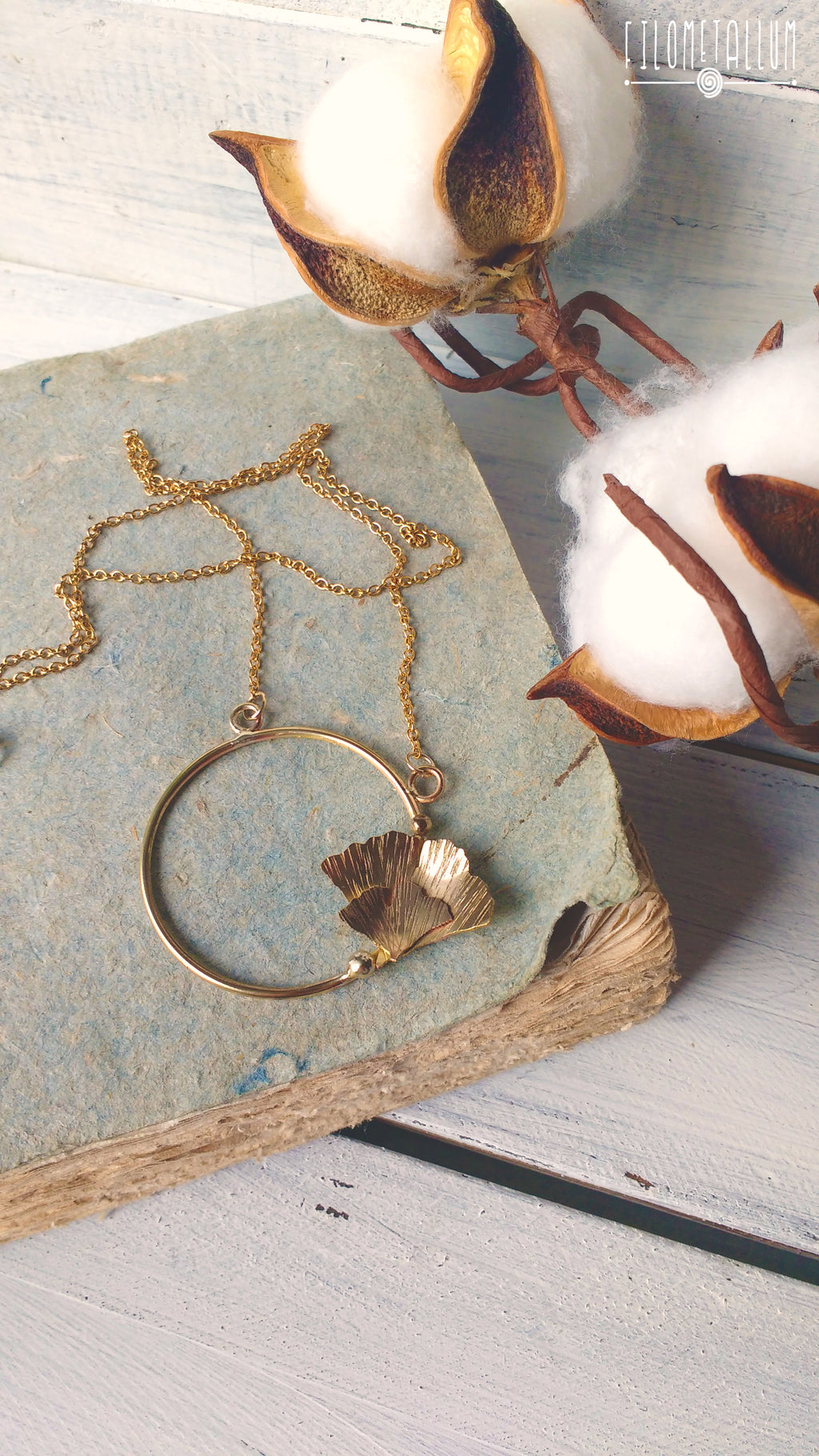 collana corta, con ciondolo in ottone a foglie di gingo biloba, fatta a mano