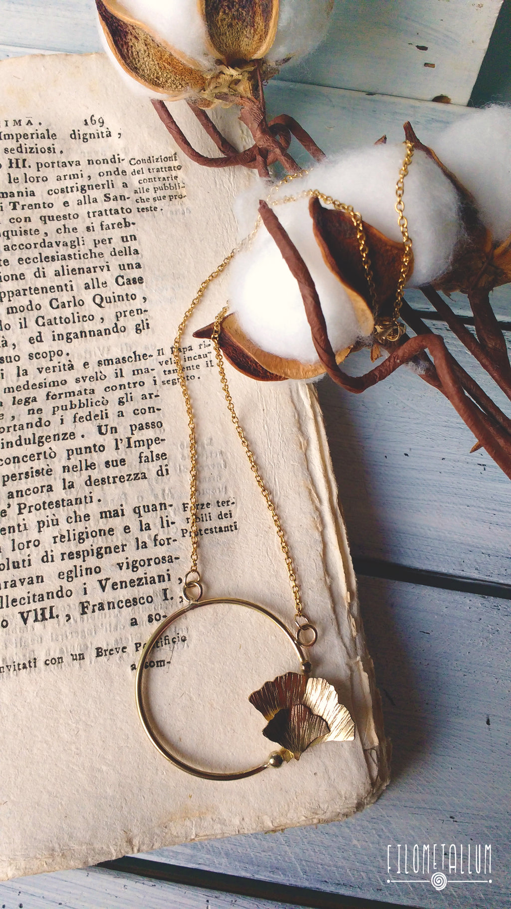 collana corta, con ciondolo in ottone a foglie di gingo biloba, fatta a mano 2