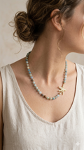 collana corta con stella marina in ottone e calcite azzurra indossata