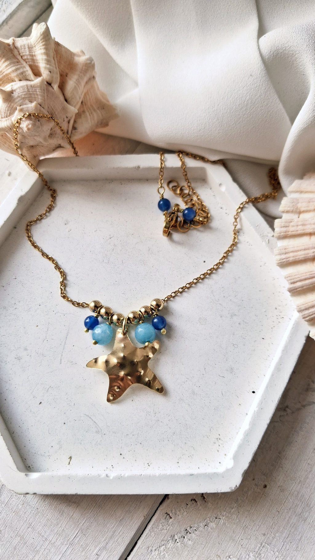 collana corta con stella marina in ottone e pietre blu e azzurre