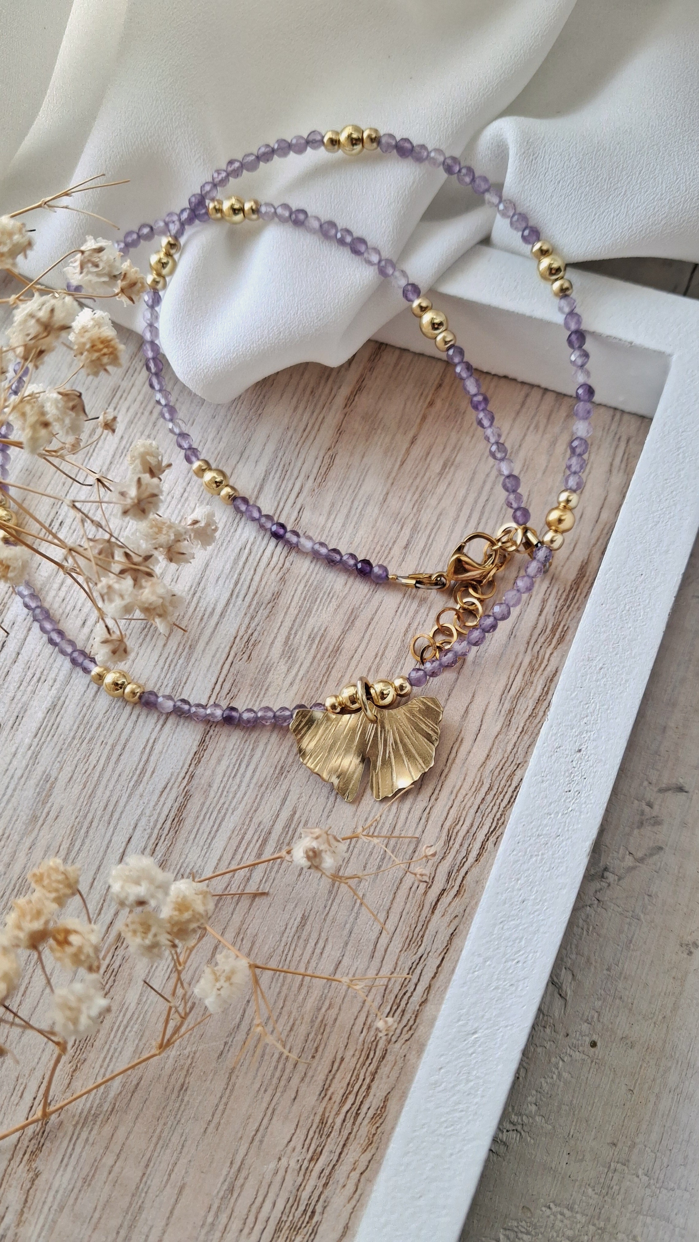 collana girocollo con cavetto di acciaio, ametista e ciondolo a foglia di ginkgo biloba in ottone