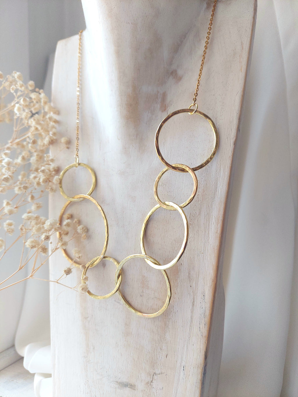 collana girocollo con cerchi asimmetrici in ottone, fatta a mano