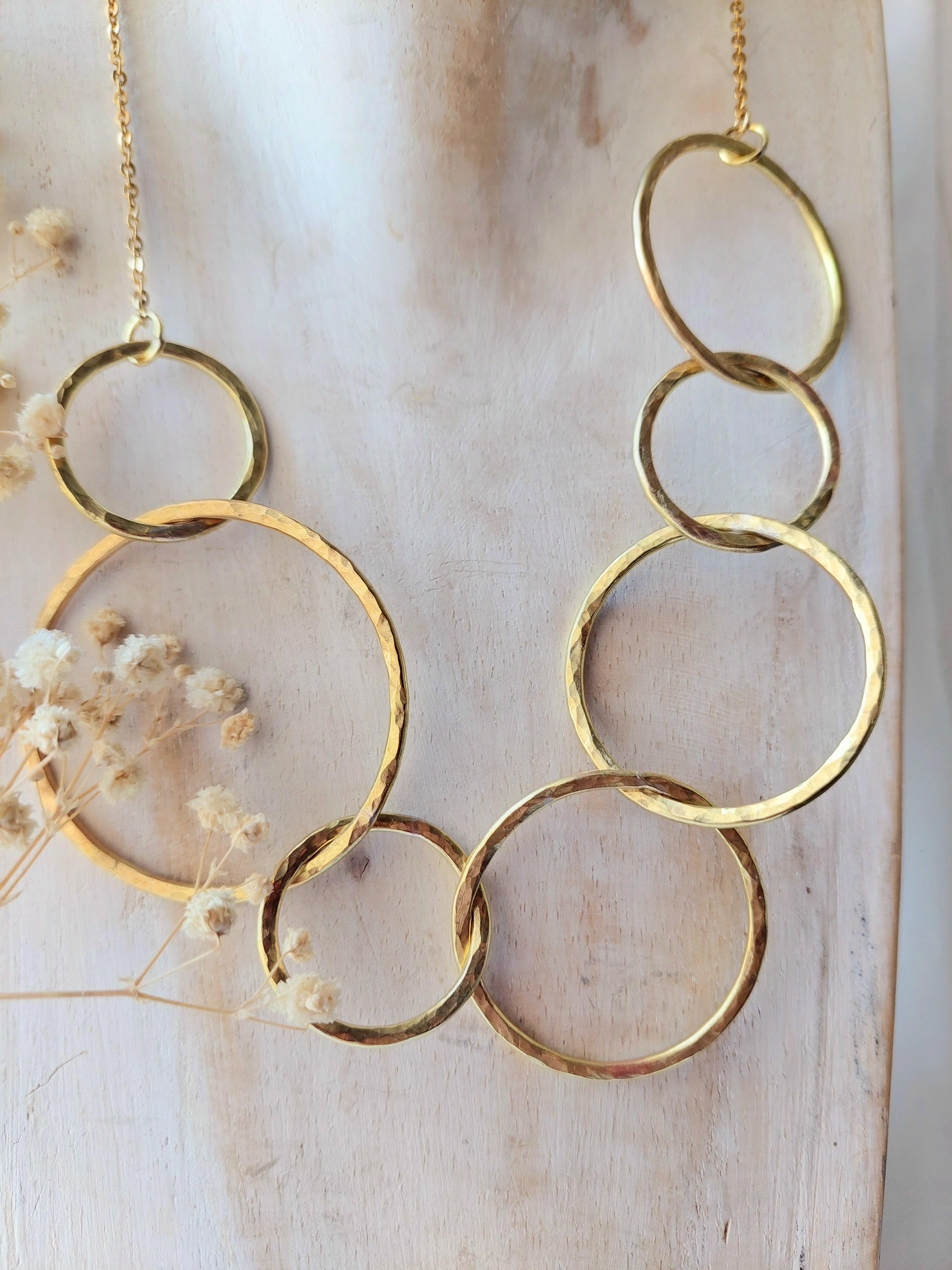 collana girocollo con cerchi asimmetrici in ottone, fatta a mano