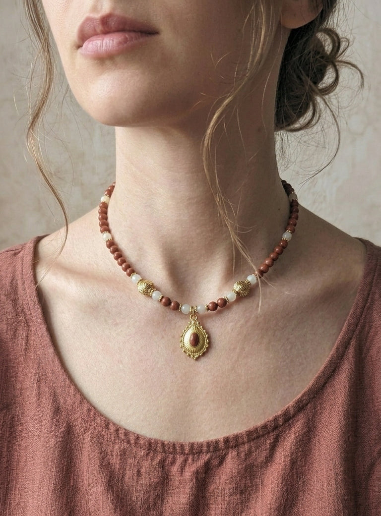 collana girocollo con pietre di diaspro, agata bianca ed elementi in acciaio, fatta a mano indossata