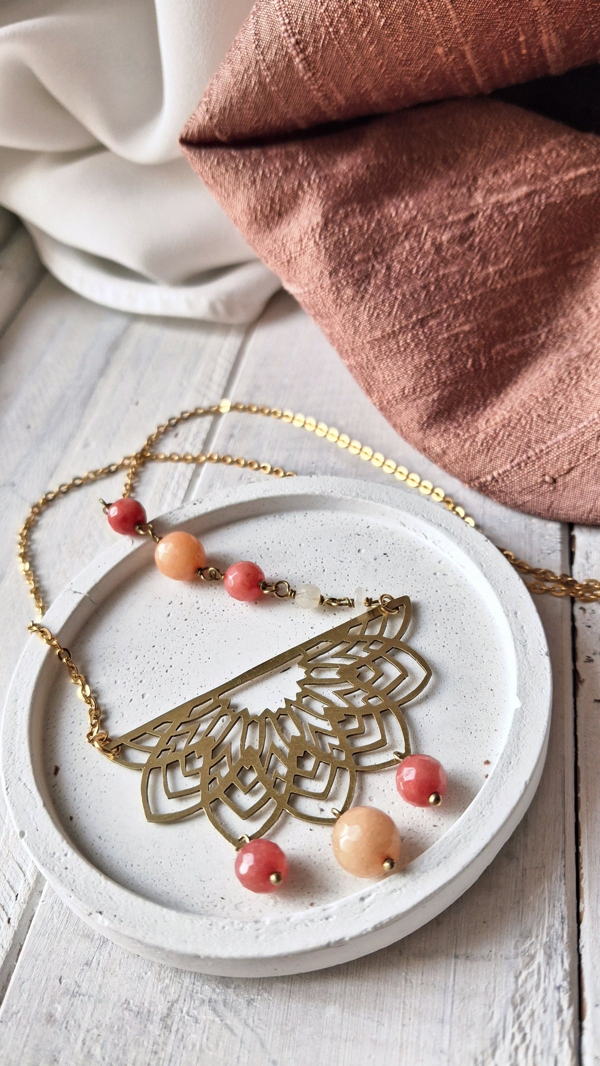 collana in acciaio, con mandala in ottone tagliato a mano, e pietre dure naturali