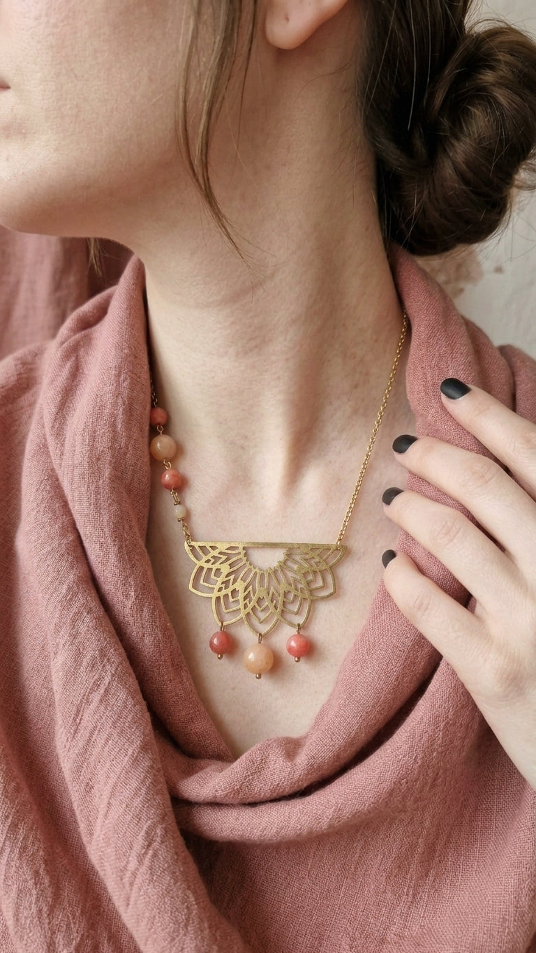 collana in acciaio, con mandala in ottone tagliato a mano, e pietre dure naturali indossata