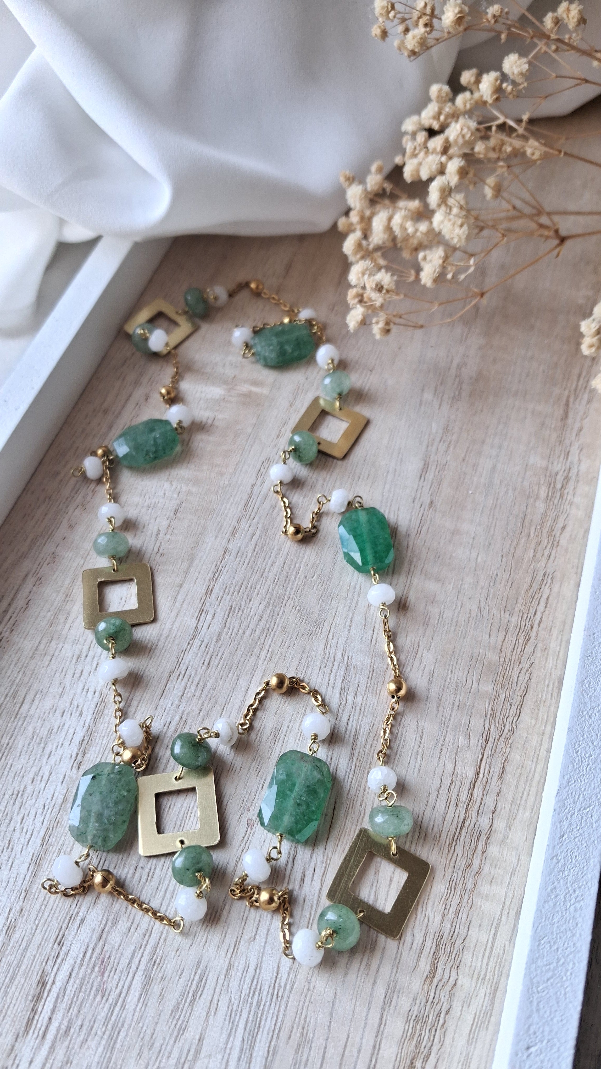 collana in acciaio con quadrati in ottone e pietre di avventurina e agata bianca