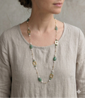 collana in acciaio con quadrati in ottone e pietre di avventurina e agata bianca indossata