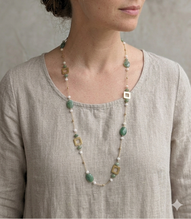 collana in acciaio con quadrati in ottone e pietre di avventurina e agata bianca indossata