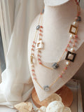 collana lunga con catena di acciaio, quadrati in ottone e pietre dure, fatta a mano